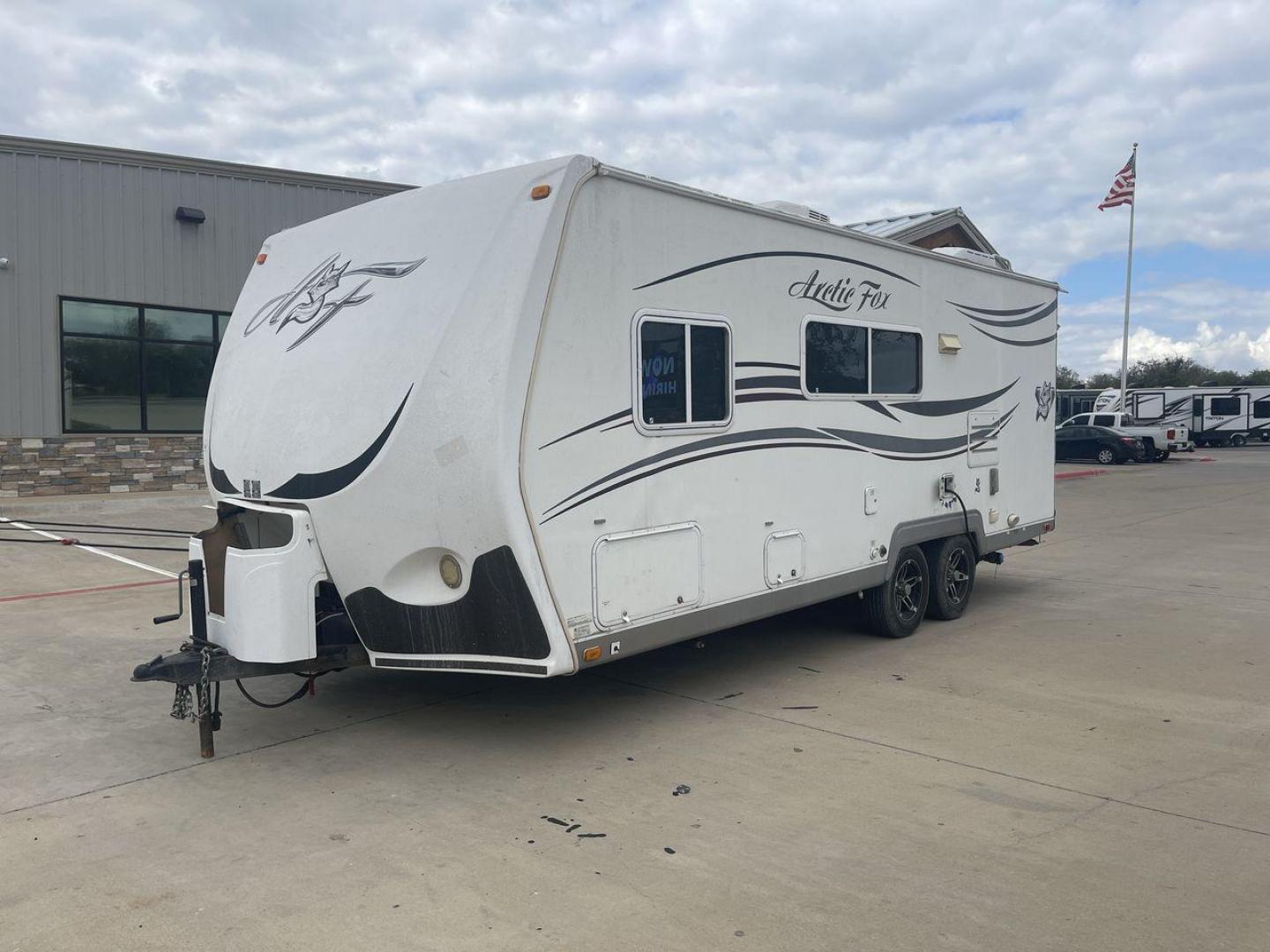 2012 WHITE NORTHWOOD ARCTIC FOX 22H (4N11H2223C0) , Length: 23 ft. | Dry Weight: 4,880 lbs. | Slides: 0 transmission, located at 4319 N Main Street, Cleburne, TX, 76033, (817) 221-0660, 32.435829, -97.384178 - With the 2012 Northwood Arctic Fox 22H travel trailer, set out on outdoor adventures. This tough and fully functional RV is made to withstand a range of conditions and offer you comfort and convenience while traveling. The measurements of this unit are 23 ft in length by 8 ft in width. It has a d - Photo#22