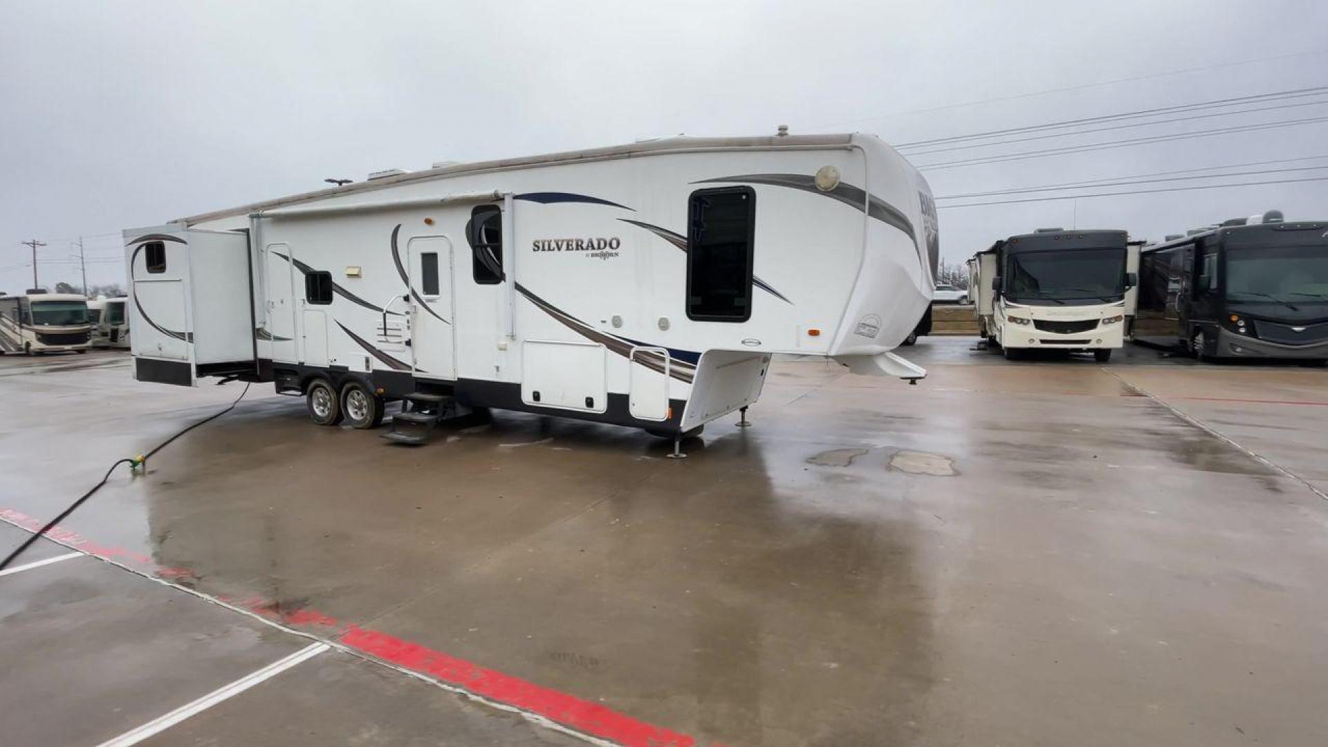 2013 WHITE BIG HORN SILVERADO 37QB (5SFBG4125DE) , Length: 41.6 ft. | Dry Weight: 11,660 lbs. | Gross Weight: 15,000 lbs. | Slides: 4 transmission, located at 4319 N Main Street, Cleburne, TX, 76033, (817) 221-0660, 32.435829, -97.384178 - Photo#3