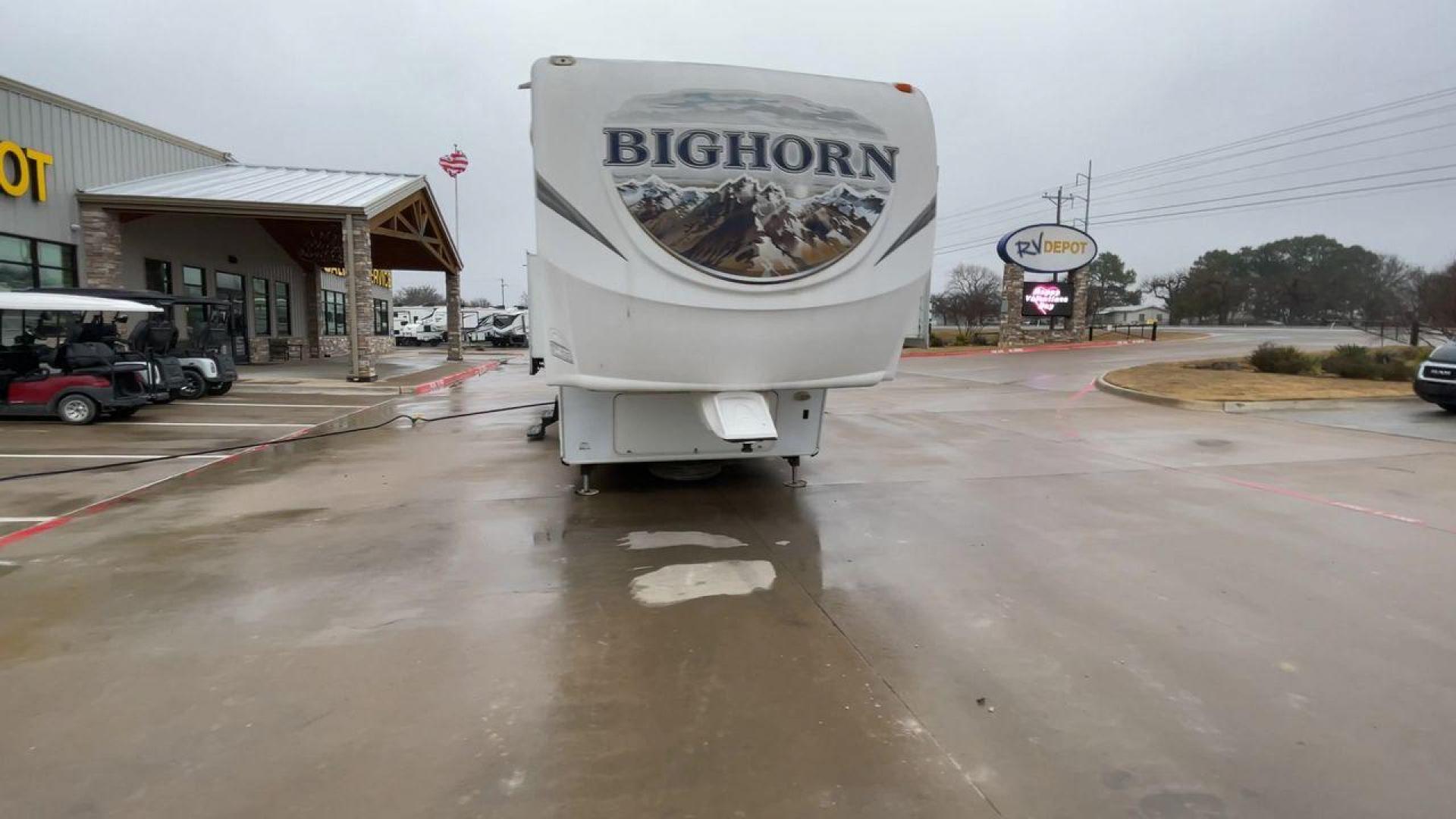 2013 WHITE BIG HORN SILVERADO 37QB (5SFBG4125DE) , Length: 41.6 ft. | Dry Weight: 11,660 lbs. | Gross Weight: 15,000 lbs. | Slides: 4 transmission, located at 4319 N Main Street, Cleburne, TX, 76033, (817) 221-0660, 32.435829, -97.384178 - Photo#4