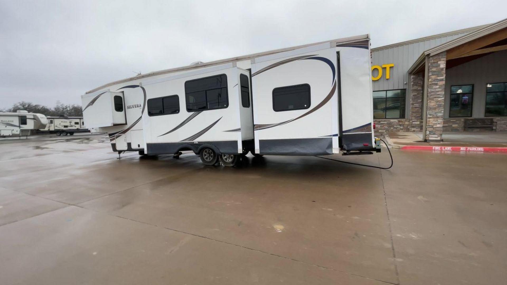 2013 WHITE BIG HORN SILVERADO 37QB (5SFBG4125DE) , Length: 41.6 ft. | Dry Weight: 11,660 lbs. | Gross Weight: 15,000 lbs. | Slides: 4 transmission, located at 4319 N Main Street, Cleburne, TX, 76033, (817) 221-0660, 32.435829, -97.384178 - Photo#7