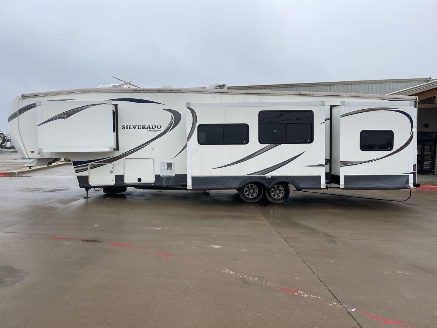 2013 WHITE BIG HORN SILVERADO 37QB (5SFBG4125DE) , Length: 41.6 ft. | Dry Weight: 11,660 lbs. | Gross Weight: 15,000 lbs. | Slides: 4 transmission, located at 4319 N Main Street, Cleburne, TX, 76033, (817) 221-0660, 32.435829, -97.384178 - Photo#24