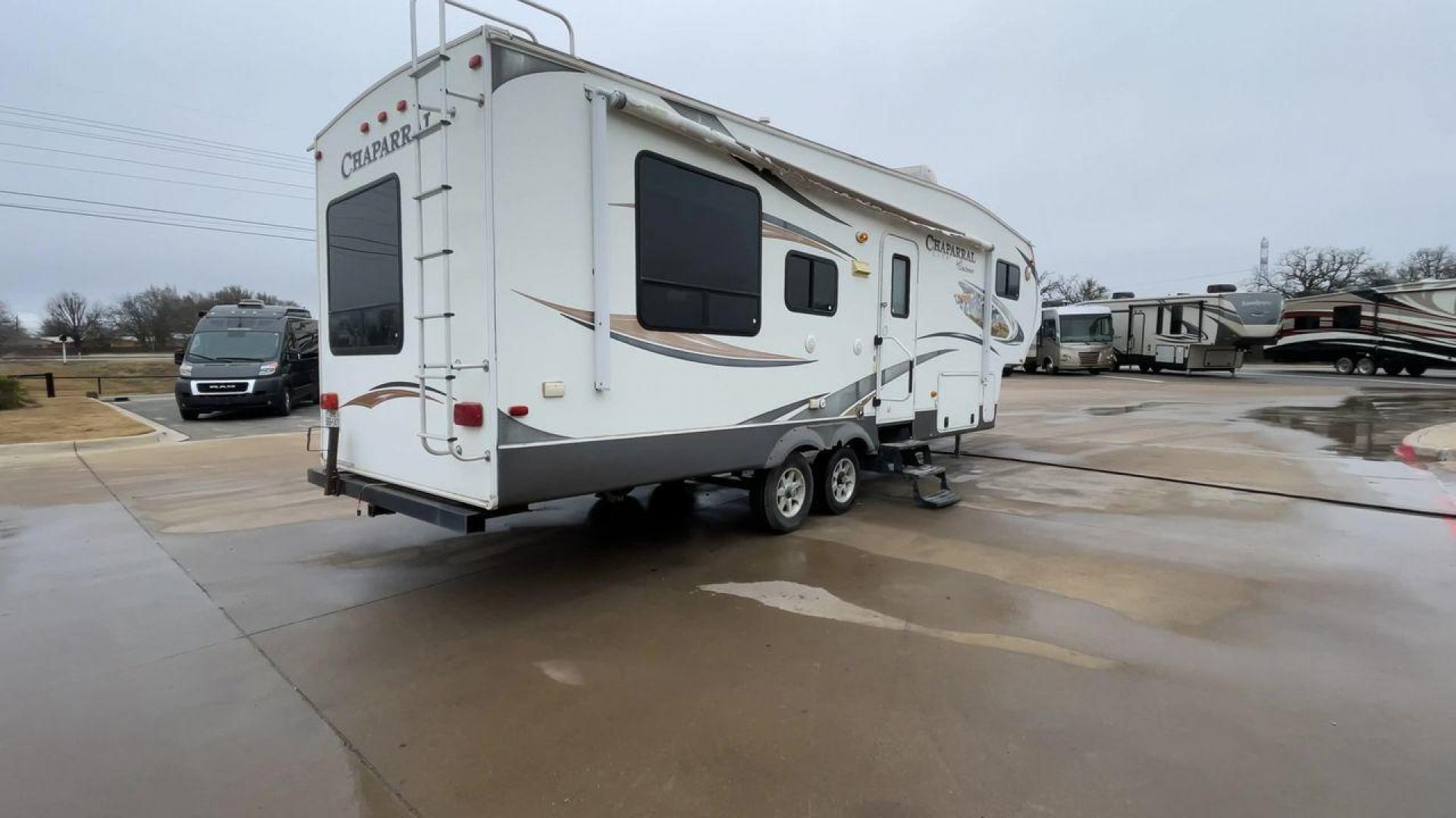 2013 WHITE CHAPARRAL 268RLE - (5ZT3CLVB6DA) , Length: 30.58 ft | Dry Weight: 6,877 lbs | Slides: 1 transmission, located at 4319 N Main Street, Cleburne, TX, 76033, (817) 221-0660, 32.435829, -97.384178 - Photo#1