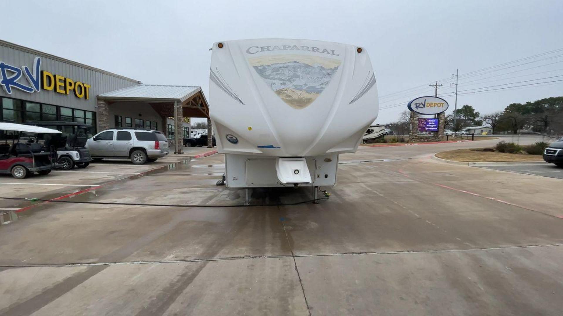 2013 WHITE CHAPARRAL 268RLE - (5ZT3CLVB6DA) , Length: 30.58 ft | Dry Weight: 6,877 lbs | Slides: 1 transmission, located at 4319 N Main Street, Cleburne, TX, 76033, (817) 221-0660, 32.435829, -97.384178 - Photo#4