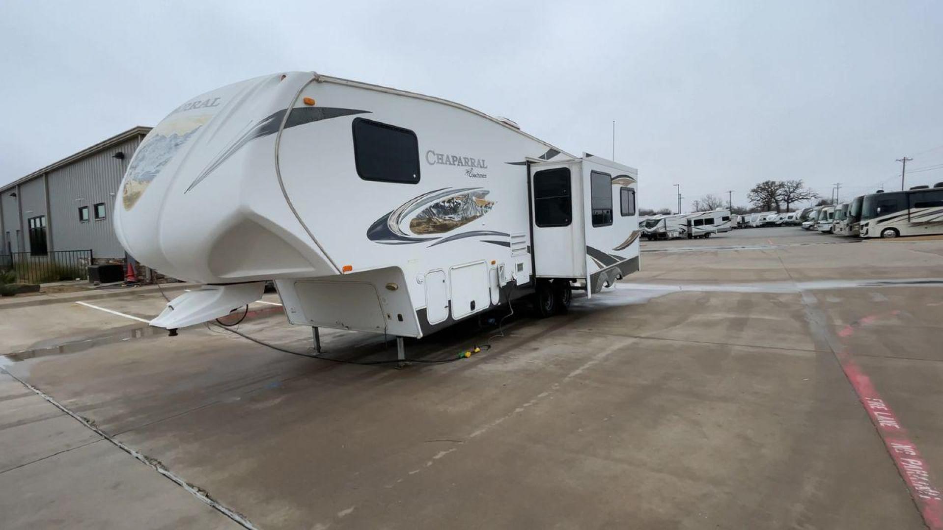 2013 WHITE CHAPARRAL 268RLE - (5ZT3CLVB6DA) , Length: 30.58 ft | Dry Weight: 6,877 lbs | Slides: 1 transmission, located at 4319 N Main Street, Cleburne, TX, 76033, (817) 221-0660, 32.435829, -97.384178 - Photo#5