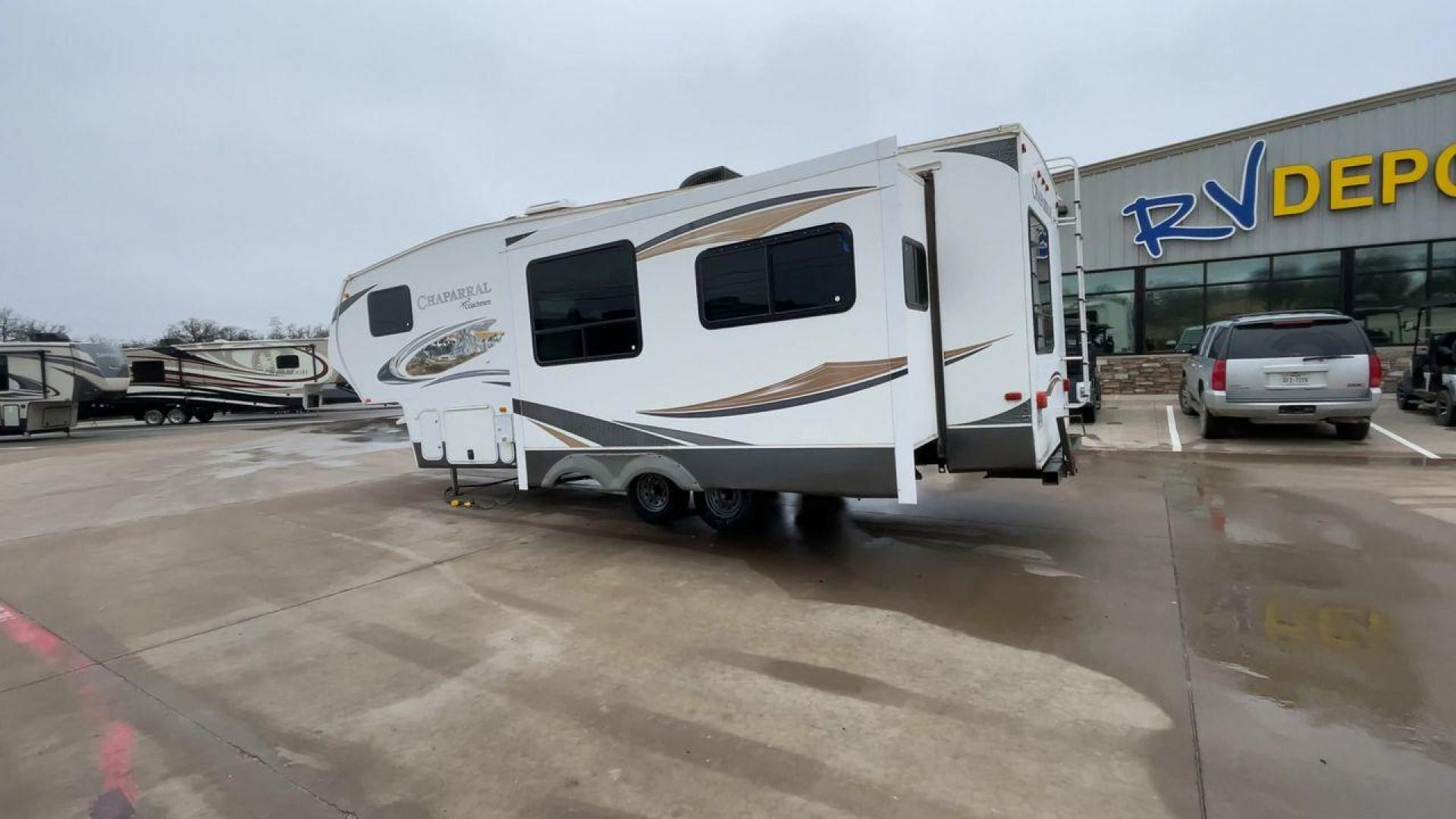 2013 WHITE CHAPARRAL 268RLE - (5ZT3CLVB6DA) , Length: 30.58 ft | Dry Weight: 6,877 lbs | Slides: 1 transmission, located at 4319 N Main Street, Cleburne, TX, 76033, (817) 221-0660, 32.435829, -97.384178 - Photo#7