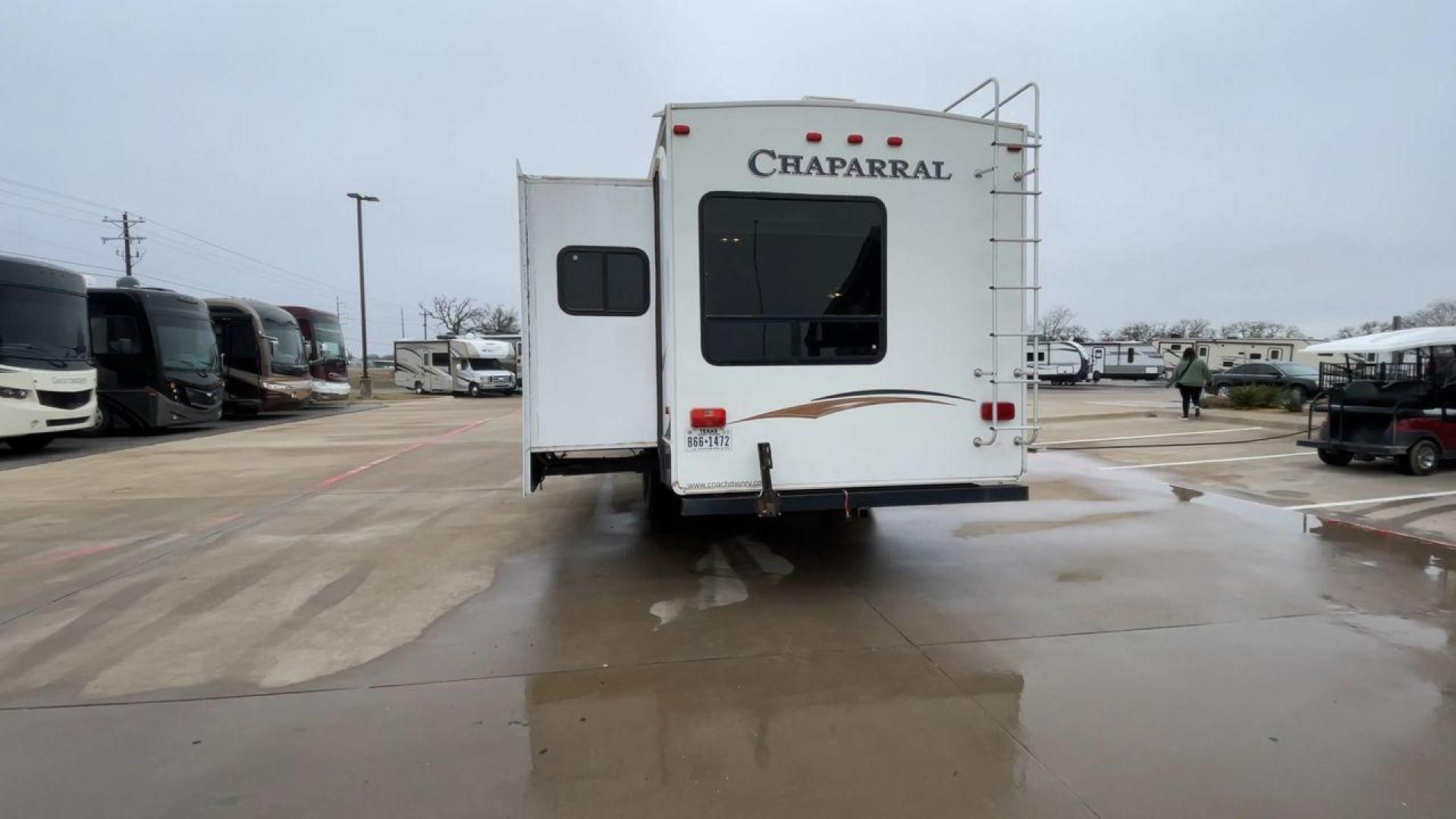 2013 WHITE CHAPARRAL 268RLE - (5ZT3CLVB6DA) , Length: 30.58 ft | Dry Weight: 6,877 lbs | Slides: 1 transmission, located at 4319 N Main Street, Cleburne, TX, 76033, (817) 221-0660, 32.435829, -97.384178 - Photo#8