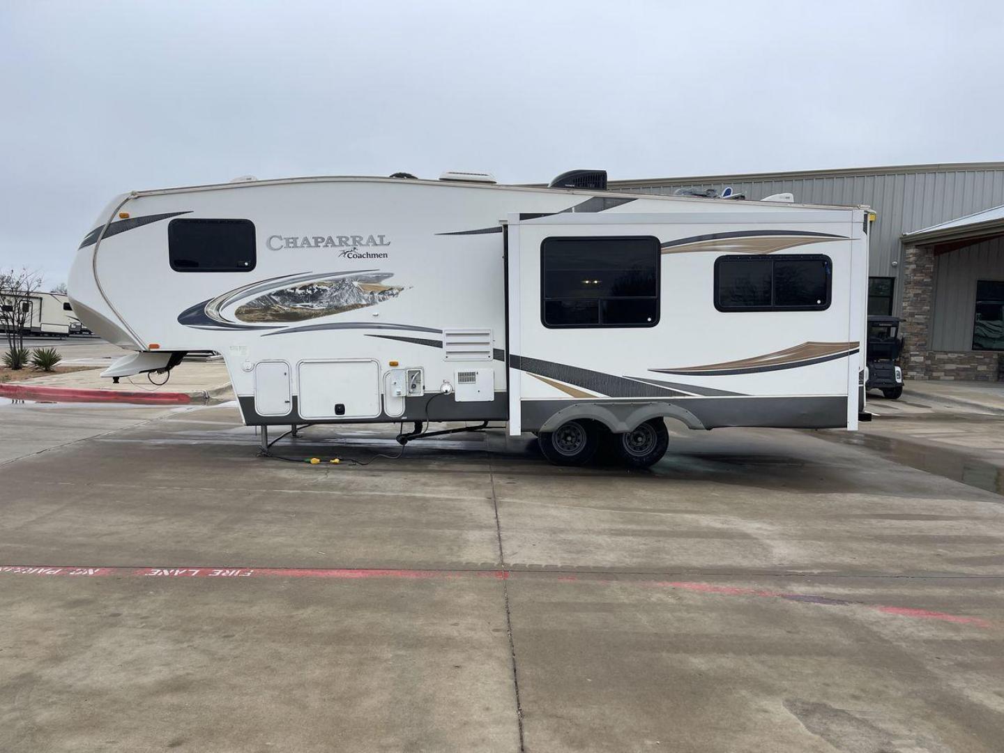 2013 WHITE CHAPARRAL 268RLE - (5ZT3CLVB6DA) , Length: 30.58 ft | Dry Weight: 6,877 lbs | Slides: 1 transmission, located at 4319 N Main Street, Cleburne, TX, 76033, (817) 221-0660, 32.435829, -97.384178 - Photo#23