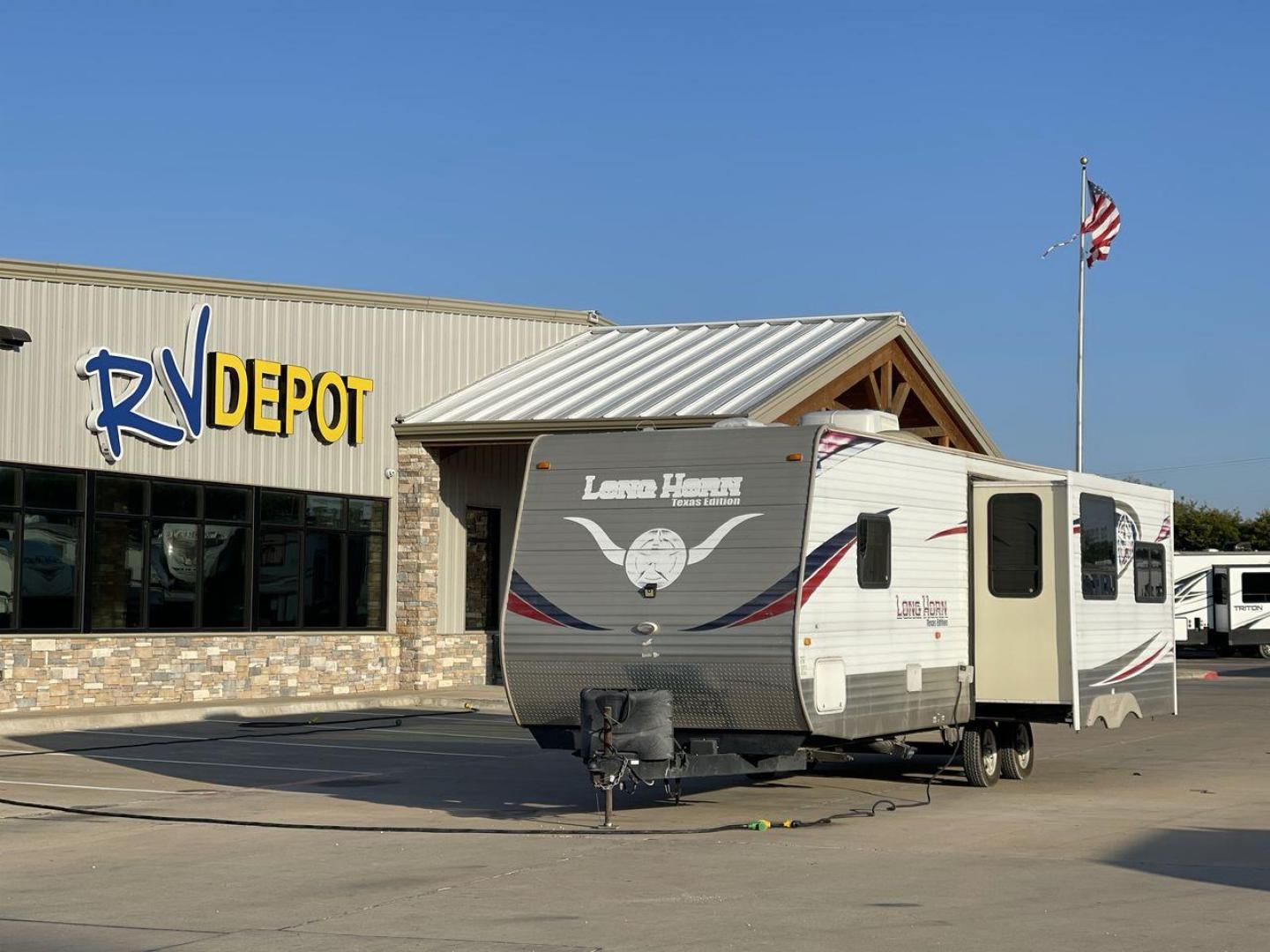 2013 WHITE CROSSROADS RV LONGHORN 27RL (4V0TC272XDA) , Length: 31.83 ft. | Dry Weight: 6,520 lbs. | Gross Weight: 7,850 lbs. | Slides: 1 transmission, located at 4319 N Main Street, Cleburne, TX, 76033, (817) 221-0660, 32.435829, -97.384178 - Photo#0