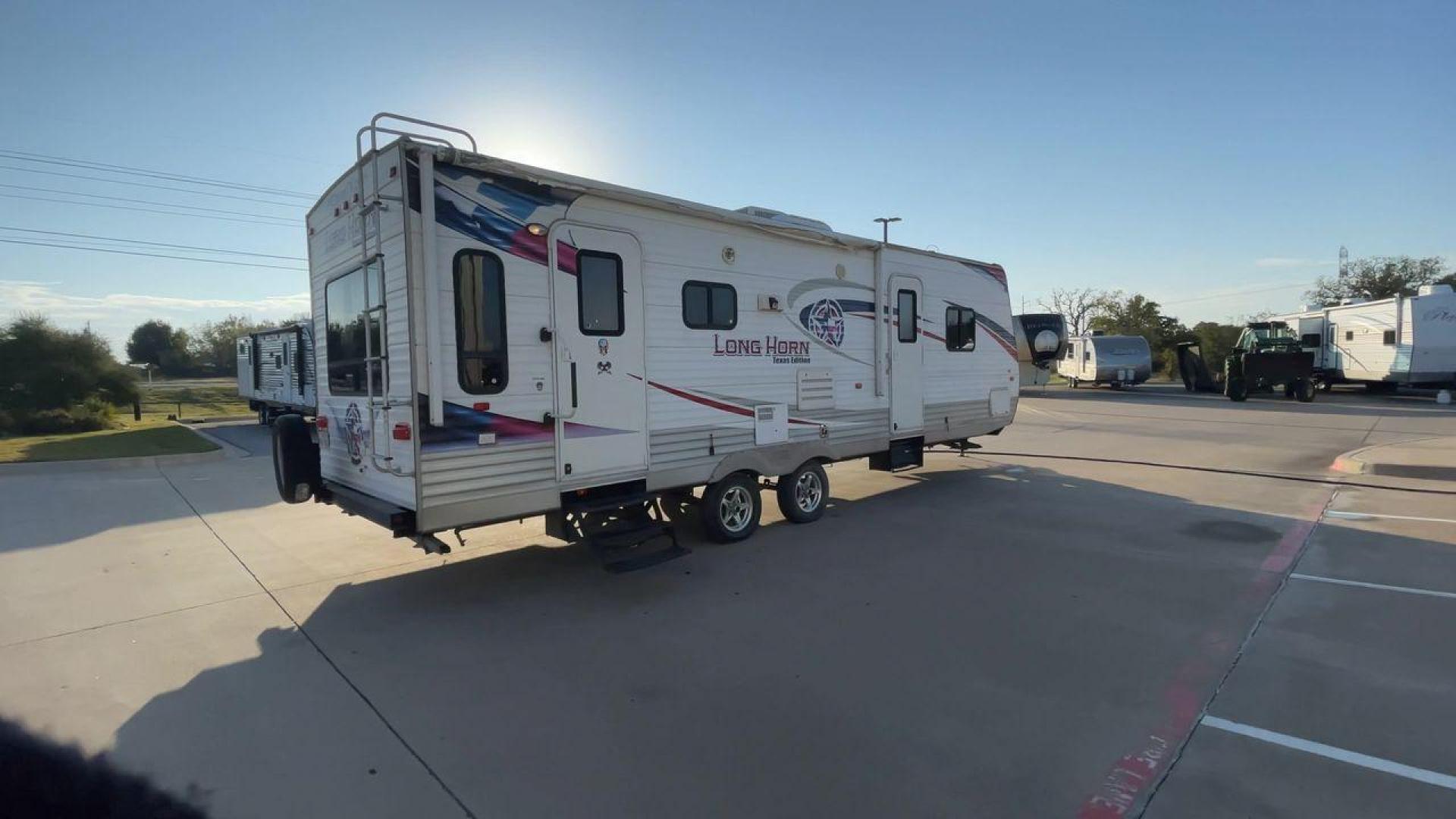 2013 WHITE CROSSROADS RV LONGHORN 27RL (4V0TC272XDA) , Length: 31.83 ft. | Dry Weight: 6,520 lbs. | Gross Weight: 7,850 lbs. | Slides: 1 transmission, located at 4319 N Main Street, Cleburne, TX, 76033, (817) 221-0660, 32.435829, -97.384178 - Photo#1