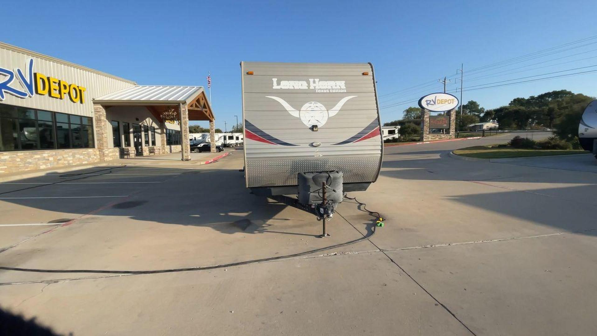 2013 WHITE CROSSROADS RV LONGHORN 27RL (4V0TC272XDA) , Length: 31.83 ft. | Dry Weight: 6,520 lbs. | Gross Weight: 7,850 lbs. | Slides: 1 transmission, located at 4319 N Main Street, Cleburne, TX, 76033, (817) 221-0660, 32.435829, -97.384178 - Photo#4