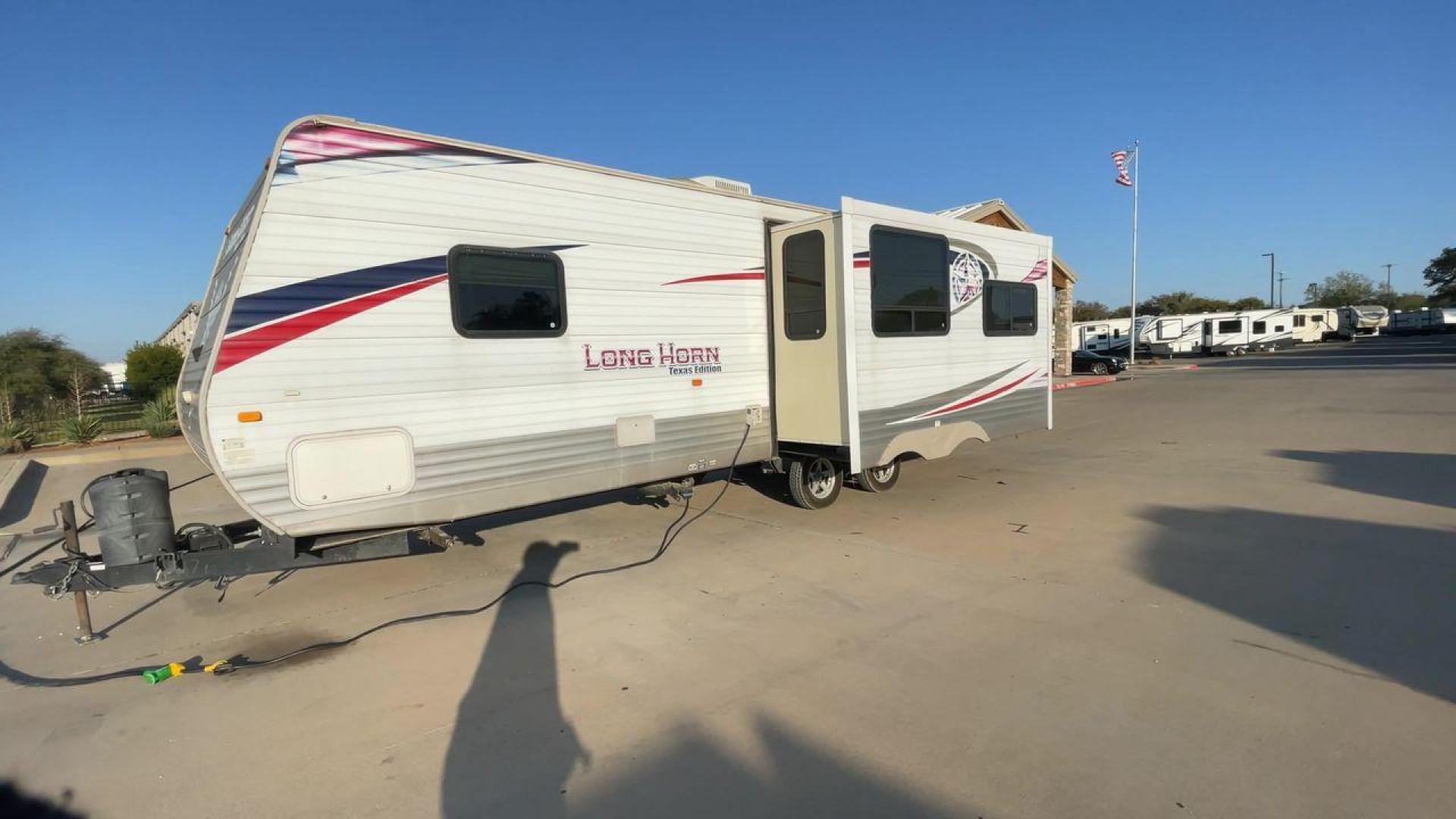 2013 WHITE CROSSROADS RV LONGHORN 27RL (4V0TC272XDA) , Length: 31.83 ft. | Dry Weight: 6,520 lbs. | Gross Weight: 7,850 lbs. | Slides: 1 transmission, located at 4319 N Main Street, Cleburne, TX, 76033, (817) 221-0660, 32.435829, -97.384178 - Photo#5