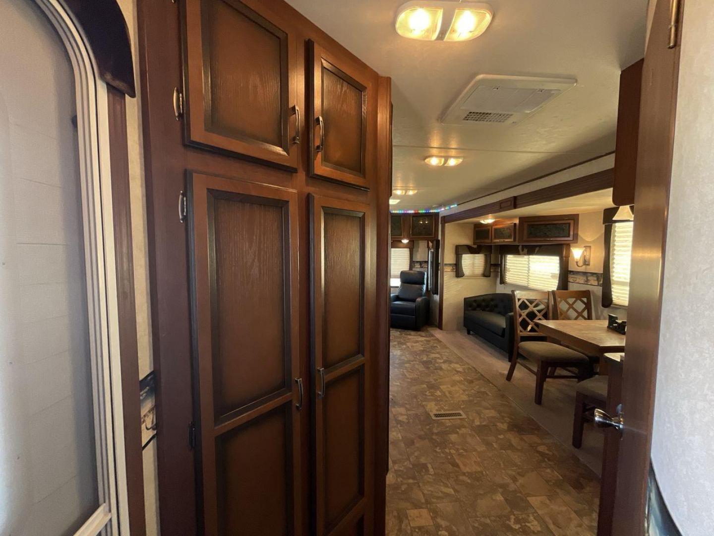 2013 WHITE CROSSROADS RV LONGHORN 27RL (4V0TC272XDA) , Length: 31.83 ft. | Dry Weight: 6,520 lbs. | Gross Weight: 7,850 lbs. | Slides: 1 transmission, located at 4319 N Main Street, Cleburne, TX, 76033, (817) 221-0660, 32.435829, -97.384178 - Photo#13