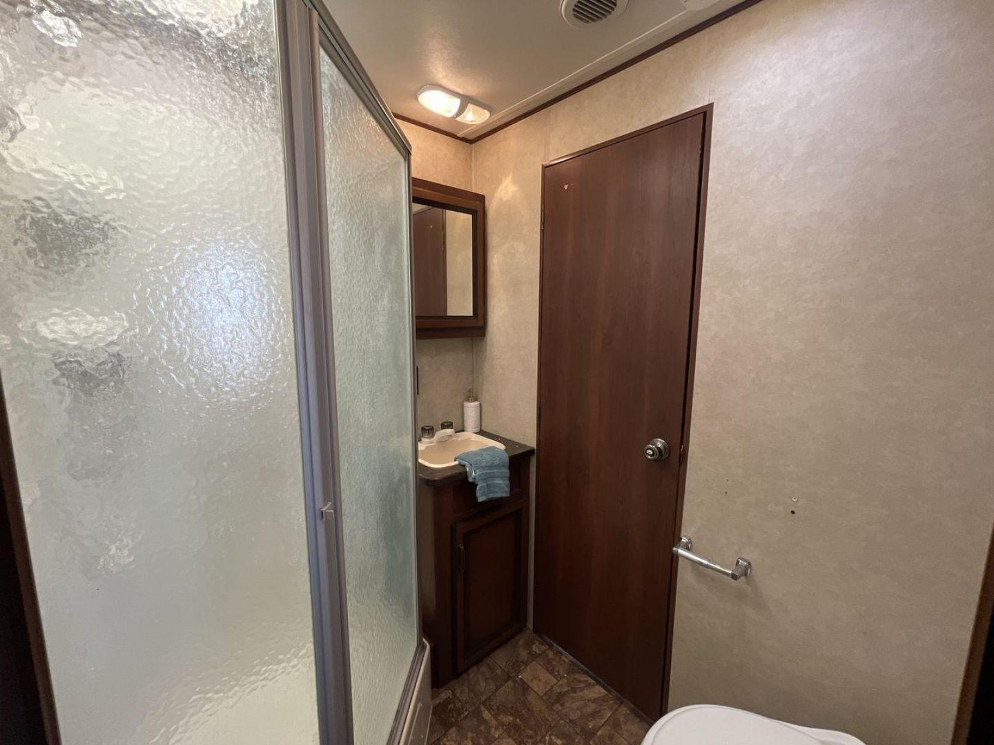 2013 WHITE CROSSROADS RV LONGHORN 27RL (4V0TC272XDA) , Length: 31.83 ft. | Dry Weight: 6,520 lbs. | Gross Weight: 7,850 lbs. | Slides: 1 transmission, located at 4319 N Main Street, Cleburne, TX, 76033, (817) 221-0660, 32.435829, -97.384178 - Photo#15