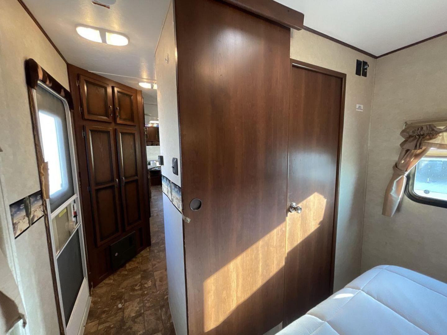 2013 WHITE CROSSROADS RV LONGHORN 27RL (4V0TC272XDA) , Length: 31.83 ft. | Dry Weight: 6,520 lbs. | Gross Weight: 7,850 lbs. | Slides: 1 transmission, located at 4319 N Main Street, Cleburne, TX, 76033, (817) 221-0660, 32.435829, -97.384178 - Photo#18