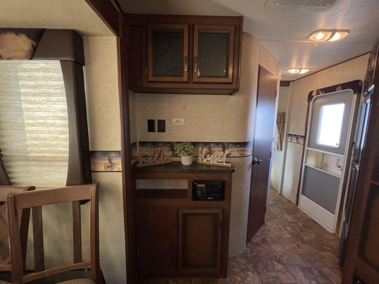 2013 WHITE CROSSROADS RV LONGHORN 27RL (4V0TC272XDA) , Length: 31.83 ft. | Dry Weight: 6,520 lbs. | Gross Weight: 7,850 lbs. | Slides: 1 transmission, located at 4319 N Main Street, Cleburne, TX, 76033, (817) 221-0660, 32.435829, -97.384178 - Photo#20