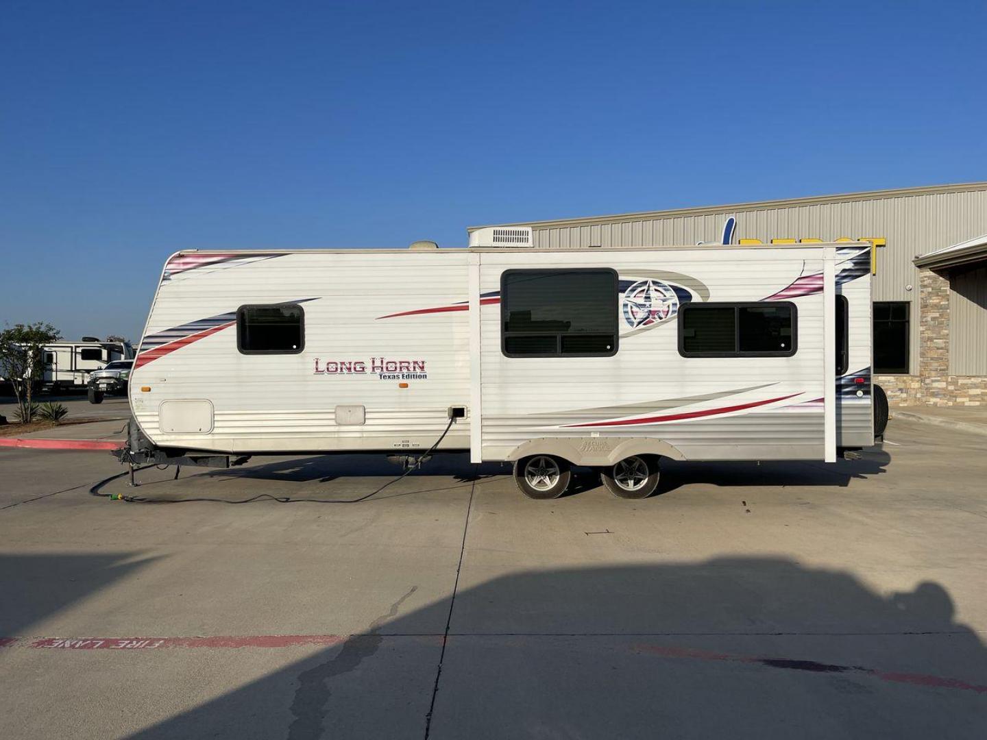 2013 WHITE CROSSROADS RV LONGHORN 27RL (4V0TC272XDA) , Length: 31.83 ft. | Dry Weight: 6,520 lbs. | Gross Weight: 7,850 lbs. | Slides: 1 transmission, located at 4319 N Main Street, Cleburne, TX, 76033, (817) 221-0660, 32.435829, -97.384178 - Photo#24