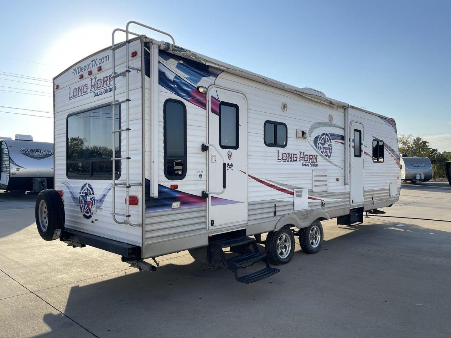 2013 WHITE CROSSROADS RV LONGHORN 27RL (4V0TC272XDA) , Length: 31.83 ft. | Dry Weight: 6,520 lbs. | Gross Weight: 7,850 lbs. | Slides: 1 transmission, located at 4319 N Main Street, Cleburne, TX, 76033, (817) 221-0660, 32.435829, -97.384178 - Photo#25