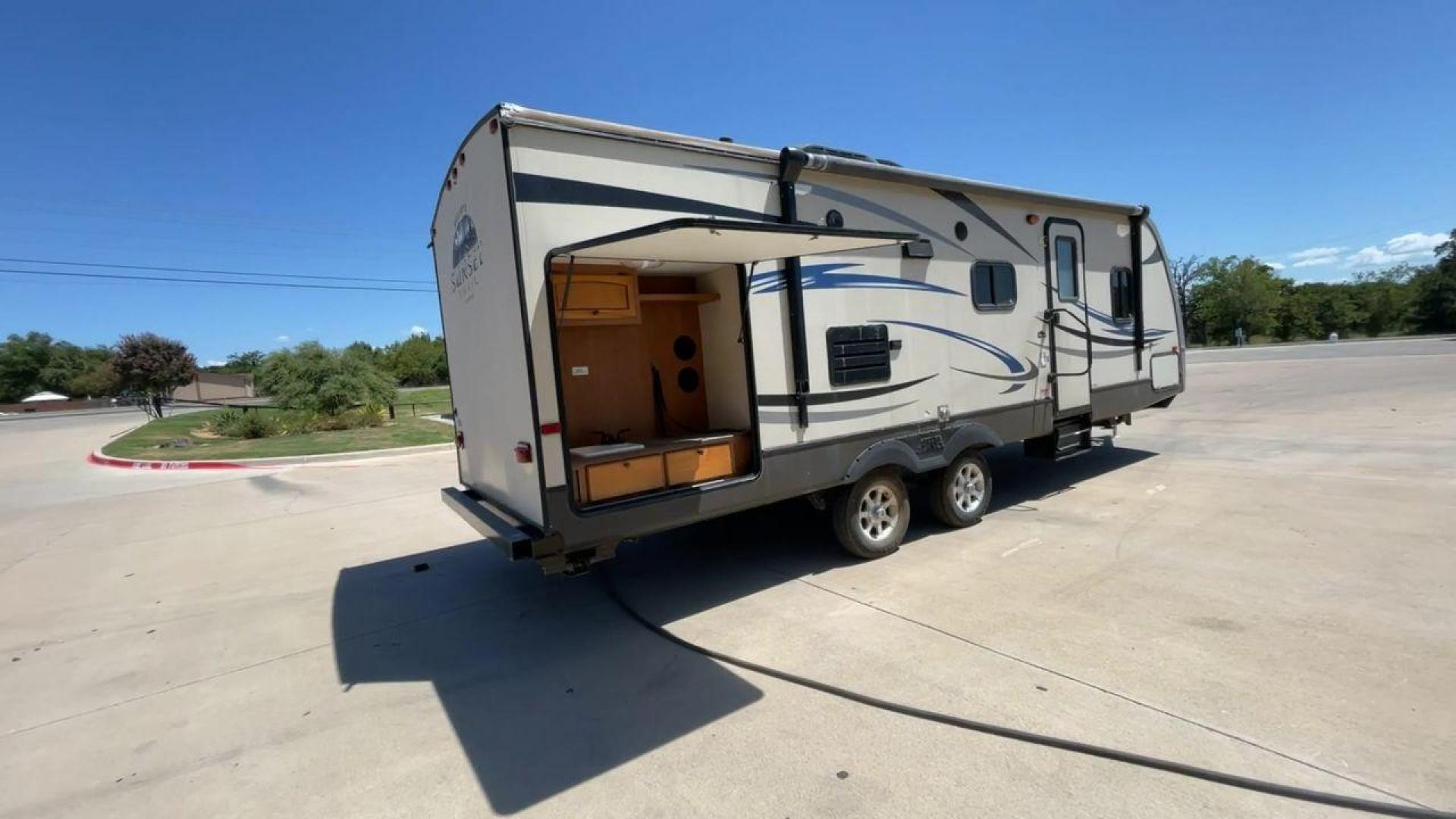 2013 CROSSROADS SUNSET TRAIL 25RB (4V0TC2522DB) , Length: 30.17 ft. | Dry Weight: 5,874 lbs. | Gross Weight: 7,722 lbs. | Slides: 1 transmission, located at 4319 N Main Street, Cleburne, TX, 76033, (817) 221-0660, 32.435829, -97.384178 - Photo#1