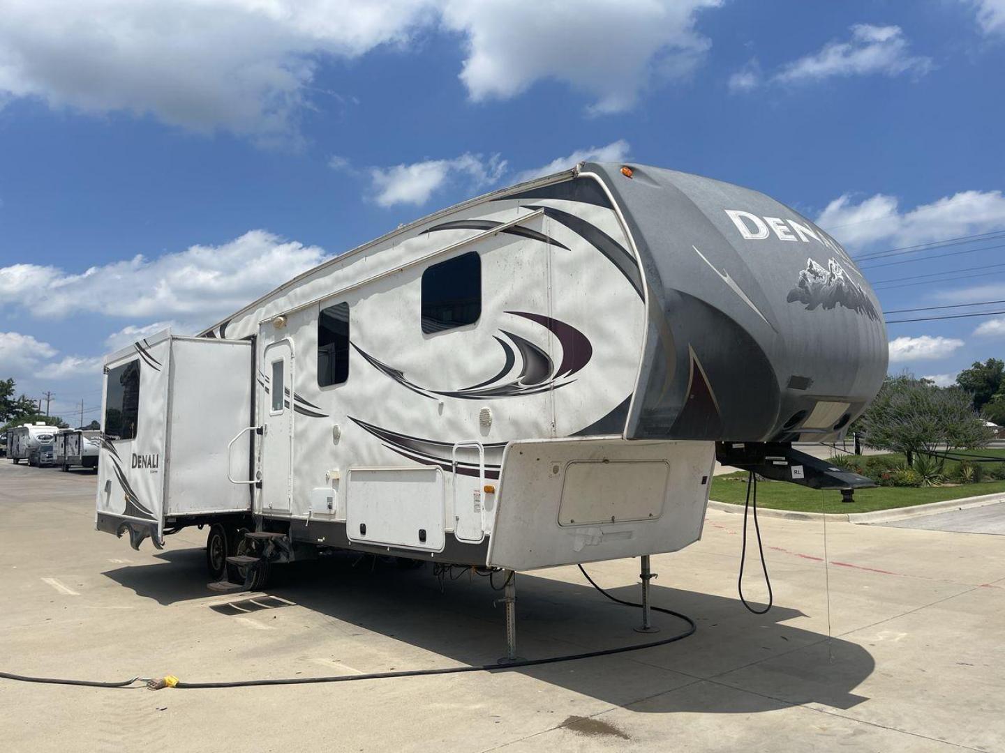 2013 WHITE DENALI 319RLS (47CFD1S24DP) , Length: 35.5 ft. | Dry Weight: 9,326 lbs. | Slides: 3 transmission, located at 4319 N Main Street, Cleburne, TX, 76033, (817) 221-0660, 32.435829, -97.384178 - Looking for a nice-sized family fifth wheel suitable for residential living? Check out this 2013 Dutchmen Denali 319RLS! This fifth wheel measures 35.5 feet long and 12.08 feet tall. It has a dry weight of 9,326 lbs. and a payload capacity of 2,866 lbs. It includes three power slides as well as o - Photo#22