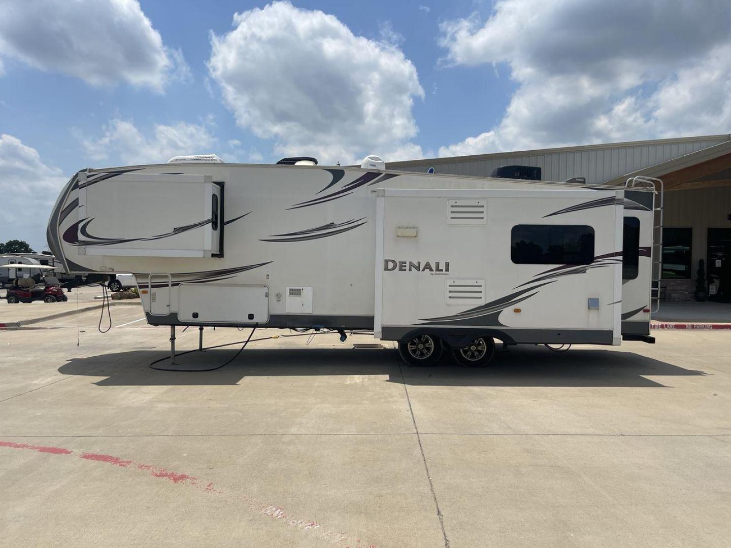 2013 WHITE DENALI 319RLS (47CFD1S24DP) , Length: 35.5 ft. | Dry Weight: 9,326 lbs. | Slides: 3 transmission, located at 4319 N Main Street, Cleburne, TX, 76033, (817) 221-0660, 32.435829, -97.384178 - Looking for a nice-sized family fifth wheel suitable for residential living? Check out this 2013 Dutchmen Denali 319RLS! This fifth wheel measures 35.5 feet long and 12.08 feet tall. It has a dry weight of 9,326 lbs. and a payload capacity of 2,866 lbs. It includes three power slides as well as o - Photo#23