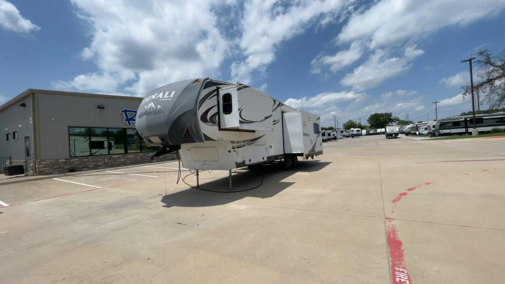 2013 WHITE DENALI 319RLS (47CFD1S24DP) , Length: 35.5 ft. | Dry Weight: 9,326 lbs. | Slides: 3 transmission, located at 4319 N Main Street, Cleburne, TX, 76033, (817) 221-0660, 32.435829, -97.384178 - Looking for a nice-sized family fifth wheel suitable for residential living? Check out this 2013 Dutchmen Denali 319RLS! This fifth wheel measures 35.5 feet long and 12.08 feet tall. It has a dry weight of 9,326 lbs. and a payload capacity of 2,866 lbs. It includes three power slides as well as o - Photo#5