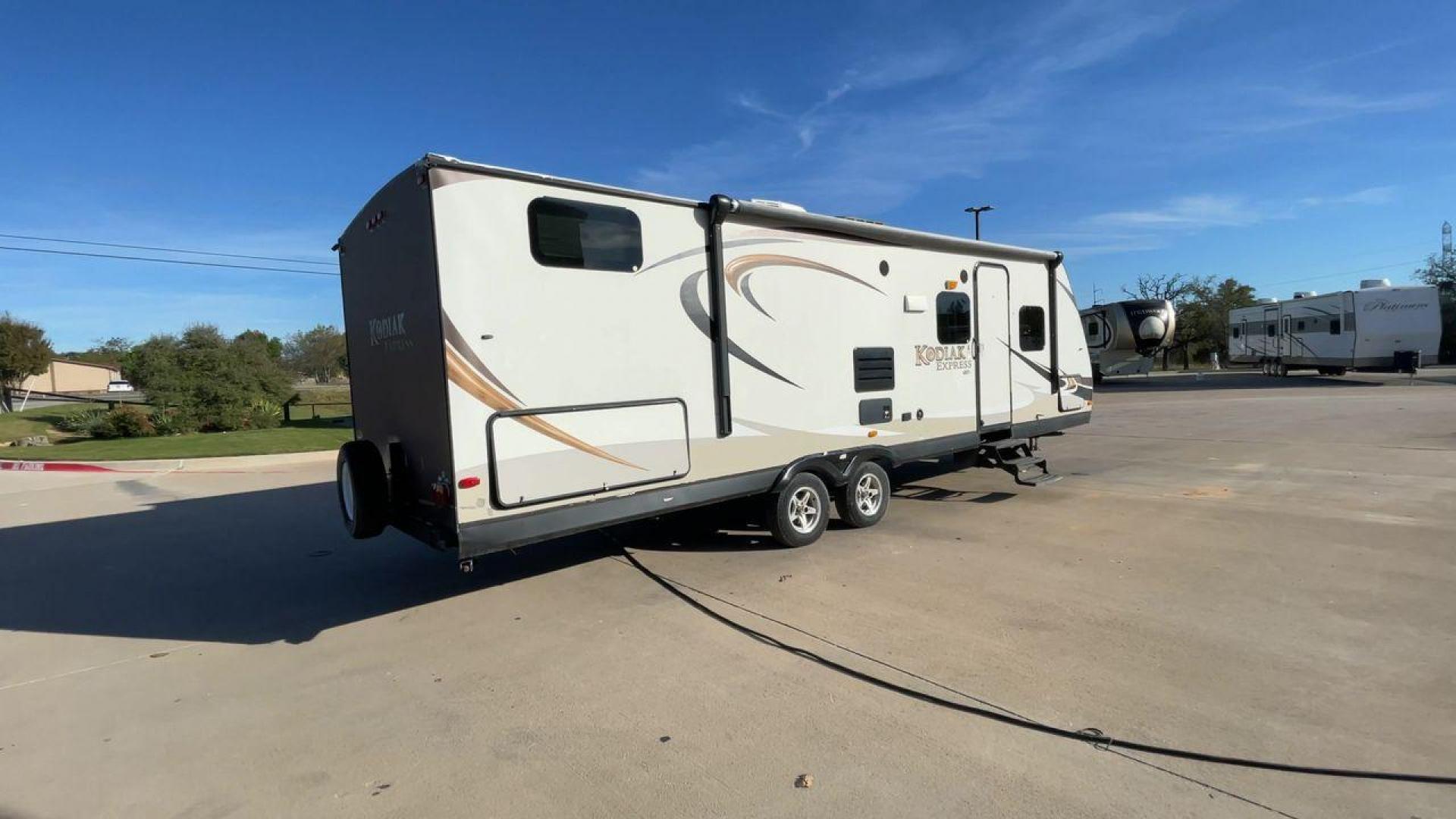 2013 DUTCHMEN KODIAK 284BHSL (47CTS5R24DK) , Length: 31.83 ft. | Dry Weight: 5,799 lbs. | Slides: 1 transmission, located at 4319 N Main Street, Cleburne, TX, 76033, (817) 221-0660, 32.435829, -97.384178 - Photo#1