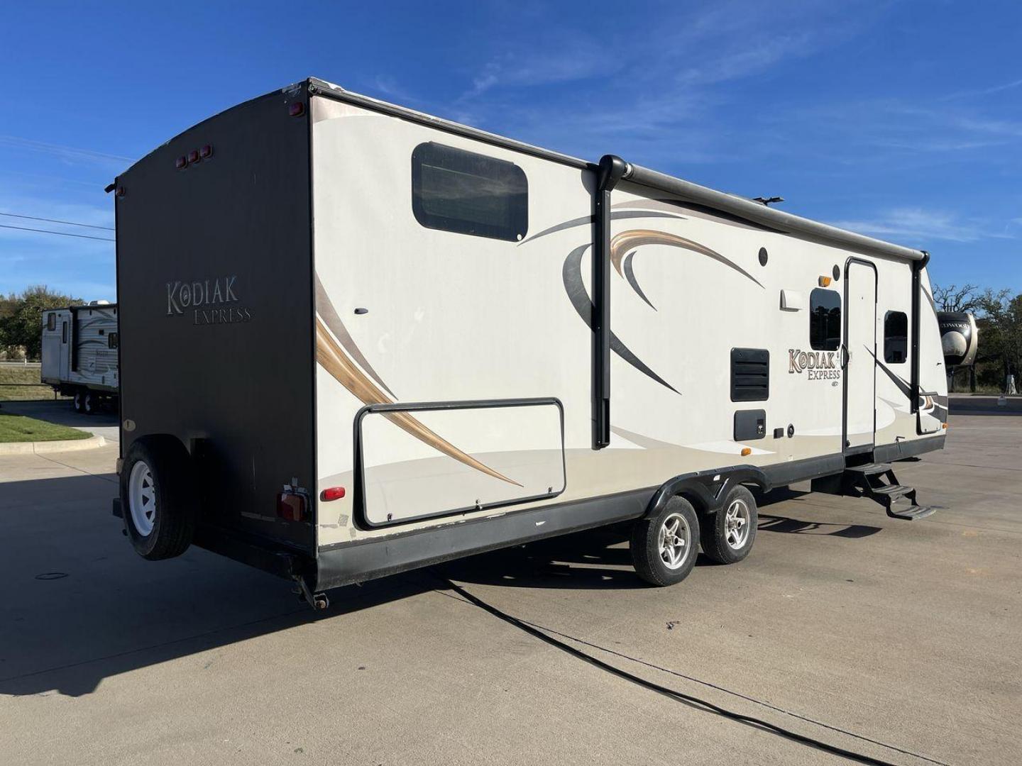 2013 DUTCHMEN KODIAK 284BHSL (47CTS5R24DK) , Length: 31.83 ft. | Dry Weight: 5,799 lbs. | Slides: 1 transmission, located at 4319 N Main Street, Cleburne, TX, 76033, (817) 221-0660, 32.435829, -97.384178 - Photo#23