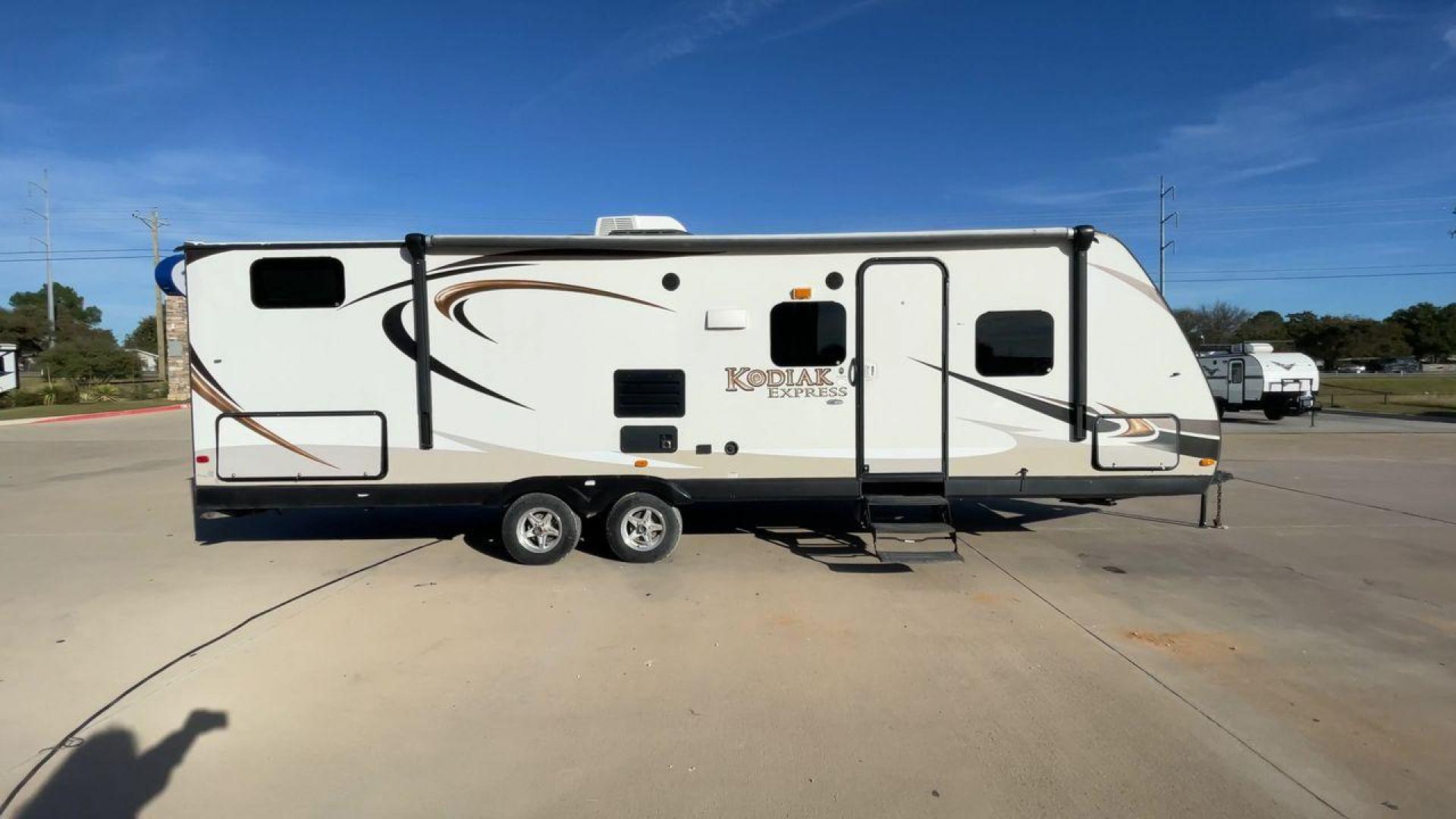 2013 DUTCHMEN KODIAK 284BHSL (47CTS5R24DK) , Length: 31.83 ft. | Dry Weight: 5,799 lbs. | Slides: 1 transmission, located at 4319 N Main Street, Cleburne, TX, 76033, (817) 221-0660, 32.435829, -97.384178 - Photo#2