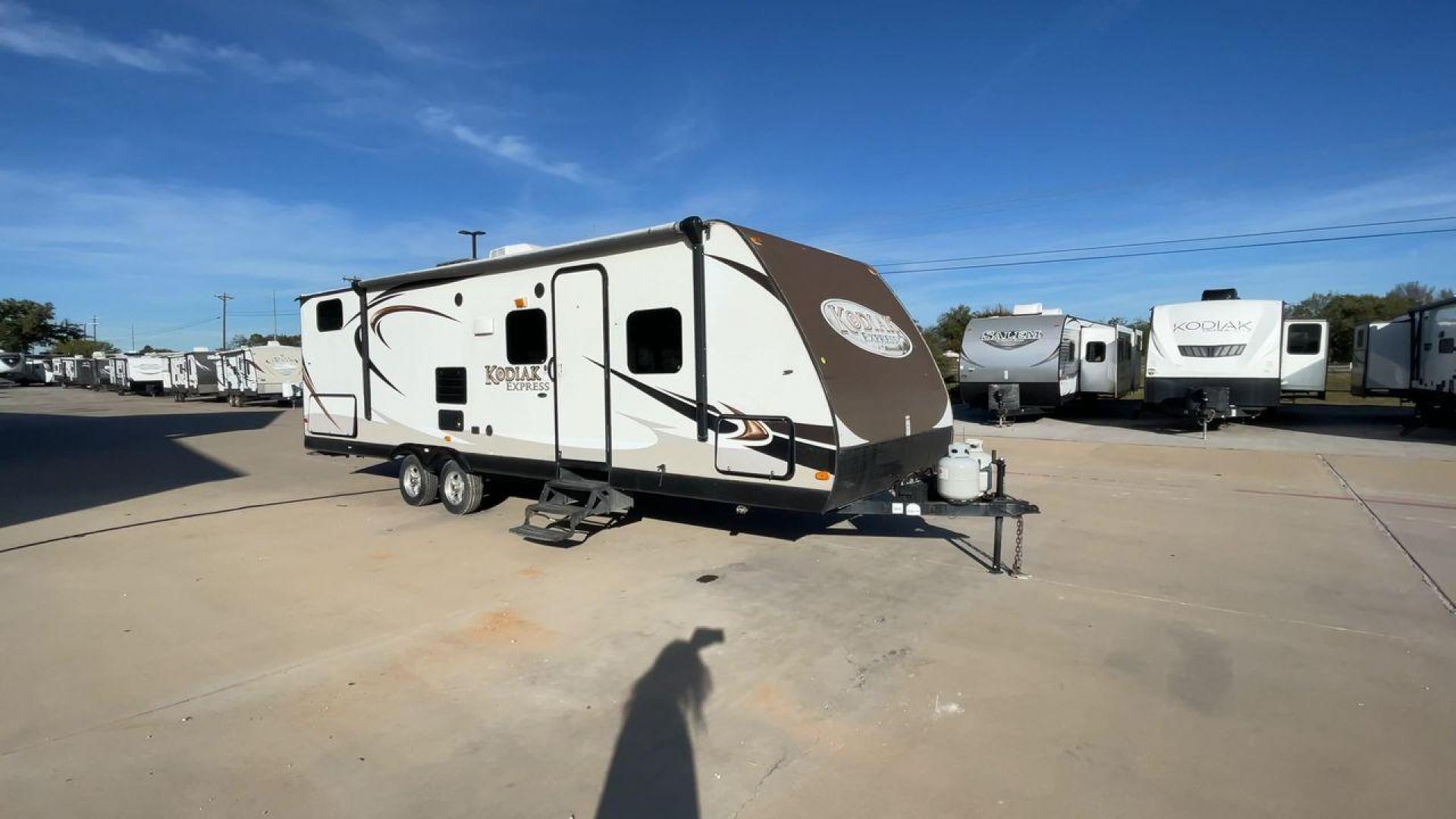 2013 DUTCHMEN KODIAK 284BHSL (47CTS5R24DK) , Length: 31.83 ft. | Dry Weight: 5,799 lbs. | Slides: 1 transmission, located at 4319 N Main Street, Cleburne, TX, 76033, (817) 221-0660, 32.435829, -97.384178 - Photo#3