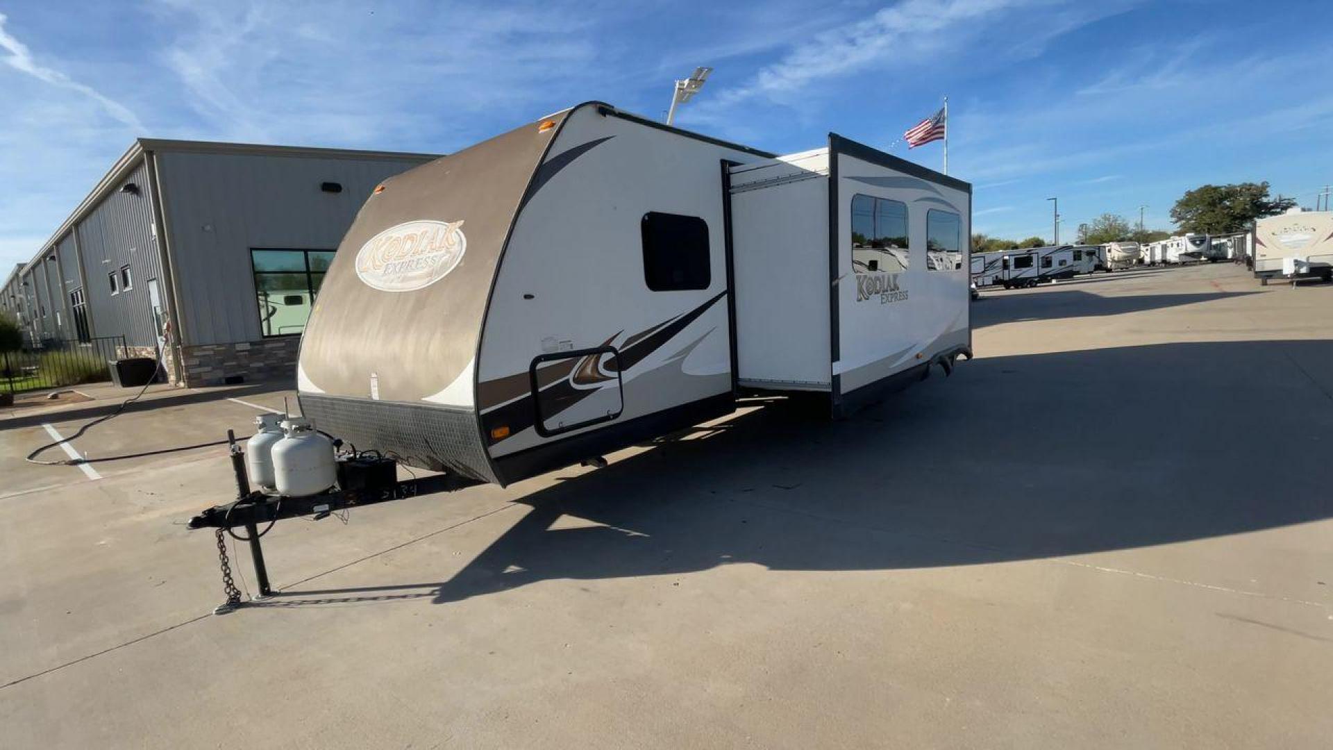 2013 DUTCHMEN KODIAK 284BHSL (47CTS5R24DK) , Length: 31.83 ft. | Dry Weight: 5,799 lbs. | Slides: 1 transmission, located at 4319 N Main Street, Cleburne, TX, 76033, (817) 221-0660, 32.435829, -97.384178 - Photo#5