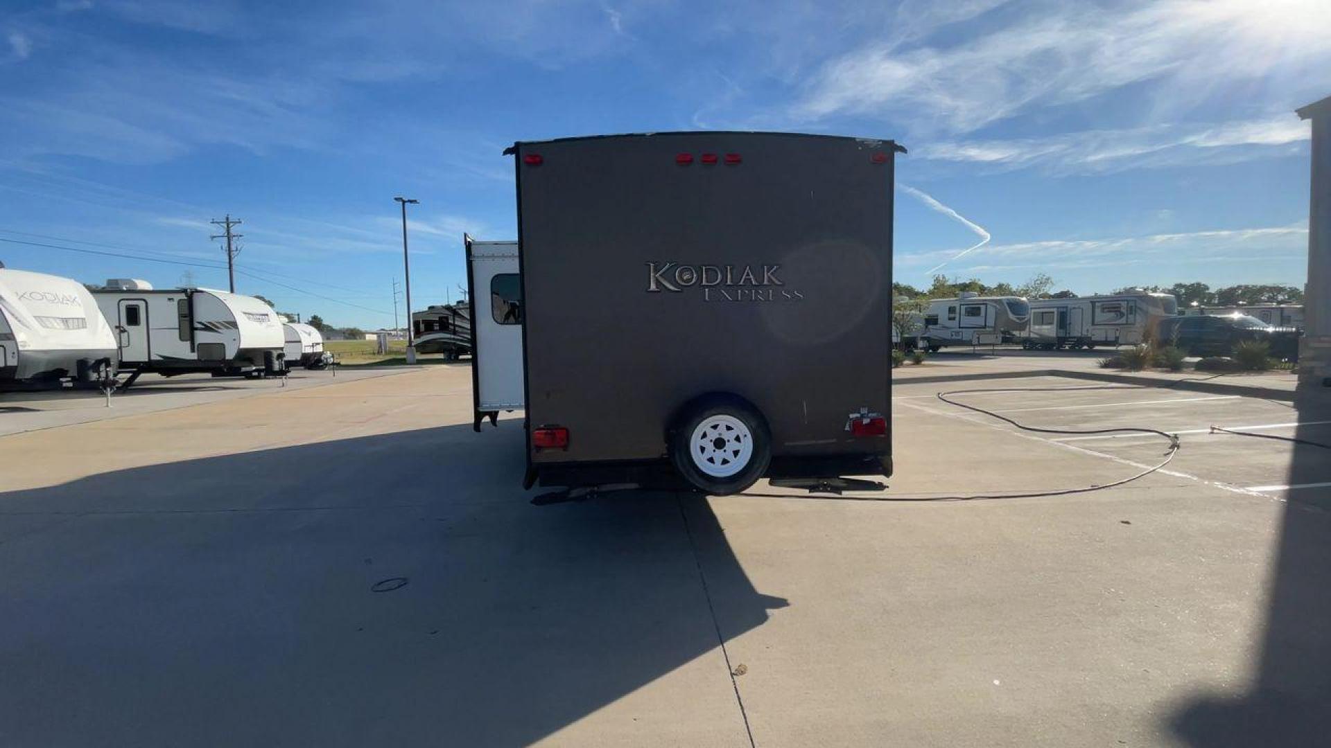 2013 DUTCHMEN KODIAK 284BHSL (47CTS5R24DK) , Length: 31.83 ft. | Dry Weight: 5,799 lbs. | Slides: 1 transmission, located at 4319 N Main Street, Cleburne, TX, 76033, (817) 221-0660, 32.435829, -97.384178 - Photo#8