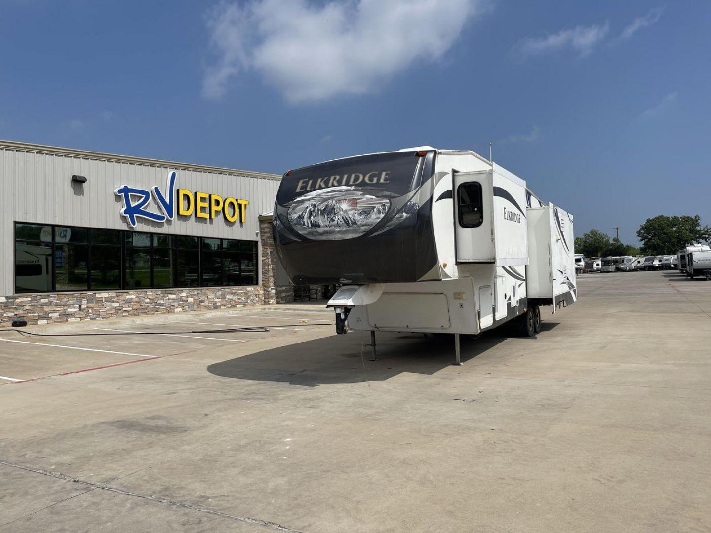 2013 ELKRIDGE 32TSRE - (5SFRG3623DE) , Length: 36.92 ft. | Dry Weight: 10,502 lbs. | Gross Weight: 14,405 lbs. | Slides: 3 transmission, located at 4319 N Main Street, Cleburne, TX, 76033, (817) 221-0660, 32.435829, -97.384178 - The 2013 Elkridge 32TSRE fifth wheel has dimensions of 36.92 ft length, 8 ft width, and 12.92 ft height. It has a dry weight of about 10,502 lbs with a payload capacity of 3,903 lbs. The GVWR of this unit is 14,405 lbs and has a hitch weight of 2,075 lbs. It comes with three power slideouts and one - Photo#0