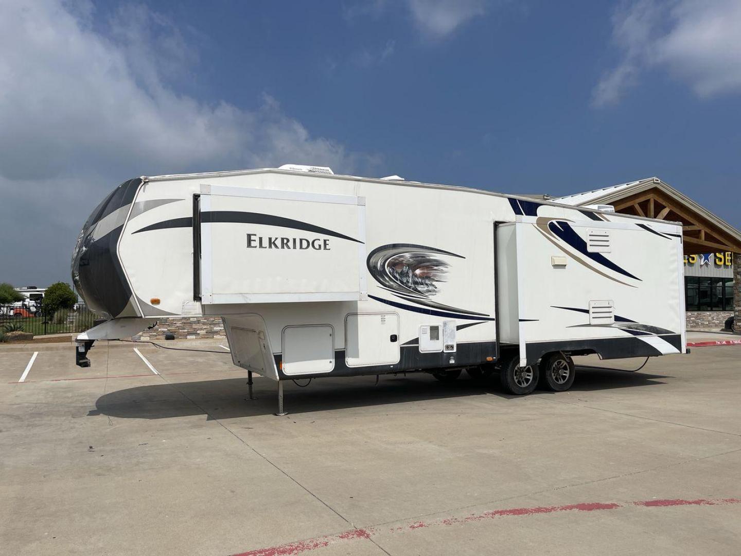 2013 ELKRIDGE 32TSRE - (5SFRG3623DE) , Length: 36.92 ft. | Dry Weight: 10,502 lbs. | Gross Weight: 14,405 lbs. | Slides: 3 transmission, located at 4319 N Main Street, Cleburne, TX, 76033, (817) 221-0660, 32.435829, -97.384178 - The 2013 Elkridge 32TSRE fifth wheel has dimensions of 36.92 ft length, 8 ft width, and 12.92 ft height. It has a dry weight of about 10,502 lbs with a payload capacity of 3,903 lbs. The GVWR of this unit is 14,405 lbs and has a hitch weight of 2,075 lbs. It comes with three power slideouts and one - Photo#23