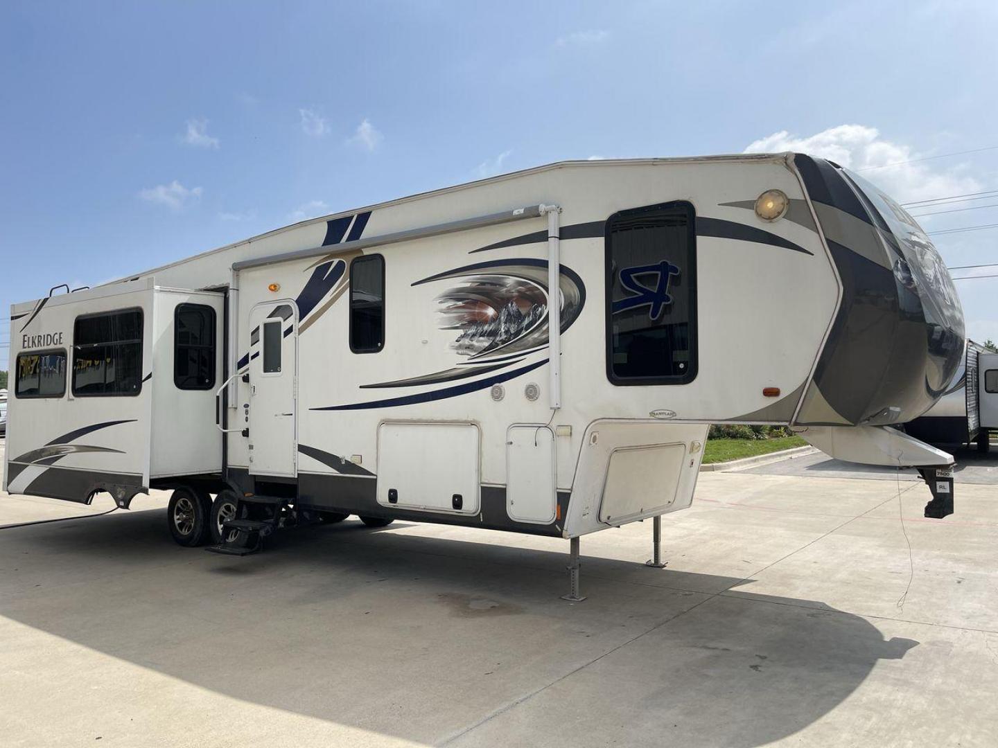 2013 ELKRIDGE 32TSRE - (5SFRG3623DE) , Length: 36.92 ft. | Dry Weight: 10,502 lbs. | Gross Weight: 14,405 lbs. | Slides: 3 transmission, located at 4319 N Main Street, Cleburne, TX, 76033, (817) 221-0660, 32.435829, -97.384178 - The 2013 Elkridge 32TSRE fifth wheel has dimensions of 36.92 ft length, 8 ft width, and 12.92 ft height. It has a dry weight of about 10,502 lbs with a payload capacity of 3,903 lbs. The GVWR of this unit is 14,405 lbs and has a hitch weight of 2,075 lbs. It comes with three power slideouts and one - Photo#24