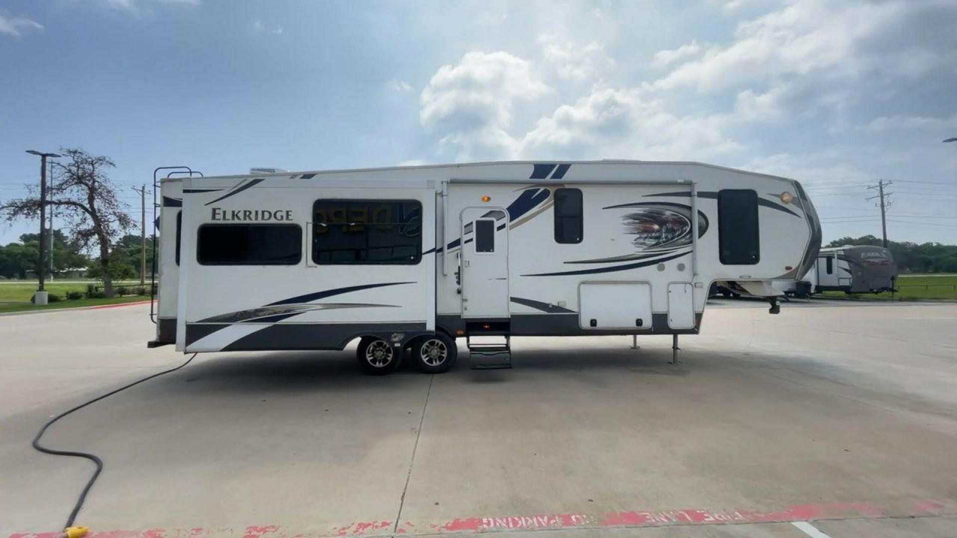 2013 ELKRIDGE 32TSRE - (5SFRG3623DE) , Length: 36.92 ft. | Dry Weight: 10,502 lbs. | Gross Weight: 14,405 lbs. | Slides: 3 transmission, located at 4319 N Main Street, Cleburne, TX, 76033, (817) 221-0660, 32.435829, -97.384178 - The 2013 Elkridge 32TSRE fifth wheel has dimensions of 36.92 ft length, 8 ft width, and 12.92 ft height. It has a dry weight of about 10,502 lbs with a payload capacity of 3,903 lbs. The GVWR of this unit is 14,405 lbs and has a hitch weight of 2,075 lbs. It comes with three power slideouts and one - Photo#2