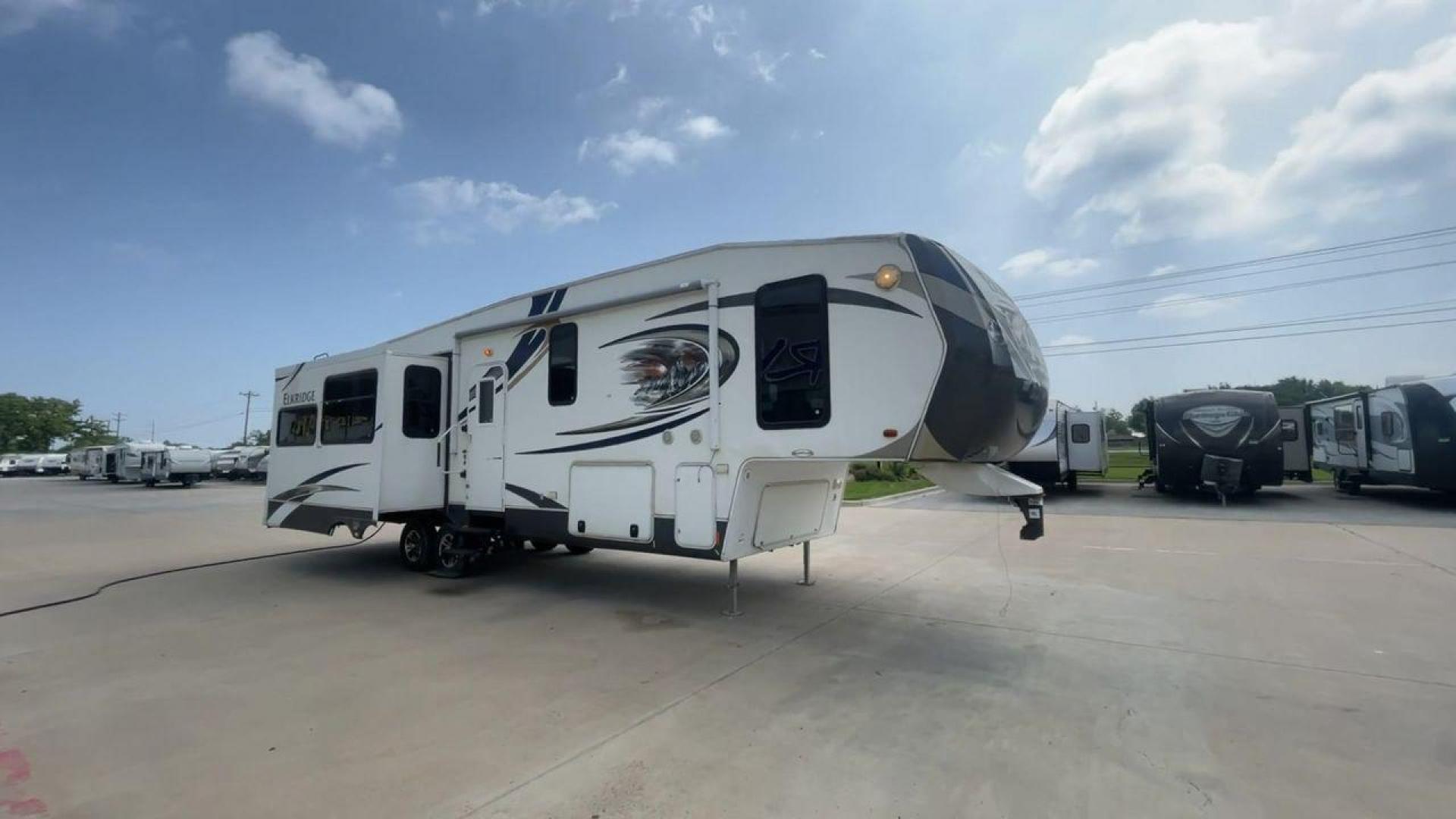 2013 ELKRIDGE 32TSRE - (5SFRG3623DE) , Length: 36.92 ft. | Dry Weight: 10,502 lbs. | Gross Weight: 14,405 lbs. | Slides: 3 transmission, located at 4319 N Main Street, Cleburne, TX, 76033, (817) 221-0660, 32.435829, -97.384178 - The 2013 Elkridge 32TSRE fifth wheel has dimensions of 36.92 ft length, 8 ft width, and 12.92 ft height. It has a dry weight of about 10,502 lbs with a payload capacity of 3,903 lbs. The GVWR of this unit is 14,405 lbs and has a hitch weight of 2,075 lbs. It comes with three power slideouts and one - Photo#3