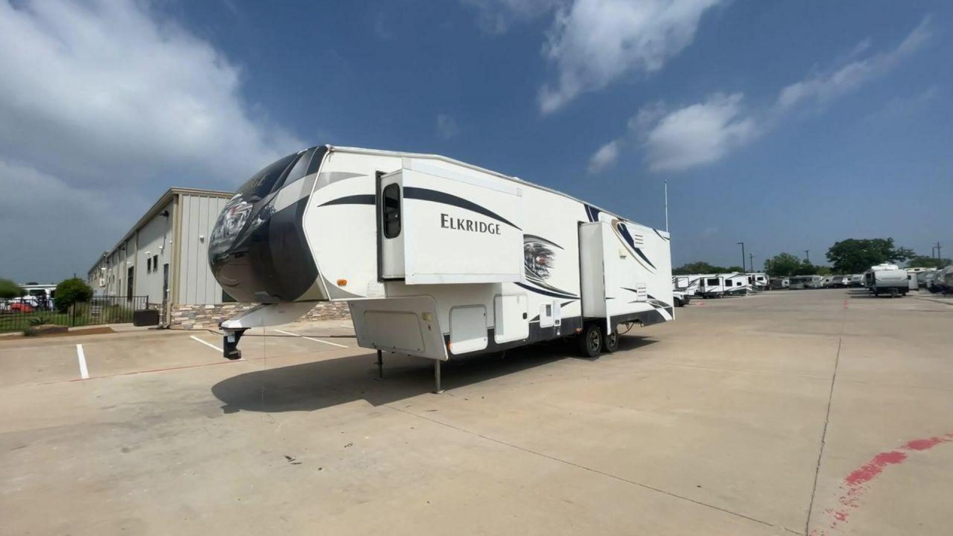 2013 ELKRIDGE 32TSRE - (5SFRG3623DE) , Length: 36.92 ft. | Dry Weight: 10,502 lbs. | Gross Weight: 14,405 lbs. | Slides: 3 transmission, located at 4319 N Main Street, Cleburne, TX, 76033, (817) 221-0660, 32.435829, -97.384178 - The 2013 Elkridge 32TSRE fifth wheel has dimensions of 36.92 ft length, 8 ft width, and 12.92 ft height. It has a dry weight of about 10,502 lbs with a payload capacity of 3,903 lbs. The GVWR of this unit is 14,405 lbs and has a hitch weight of 2,075 lbs. It comes with three power slideouts and one - Photo#5