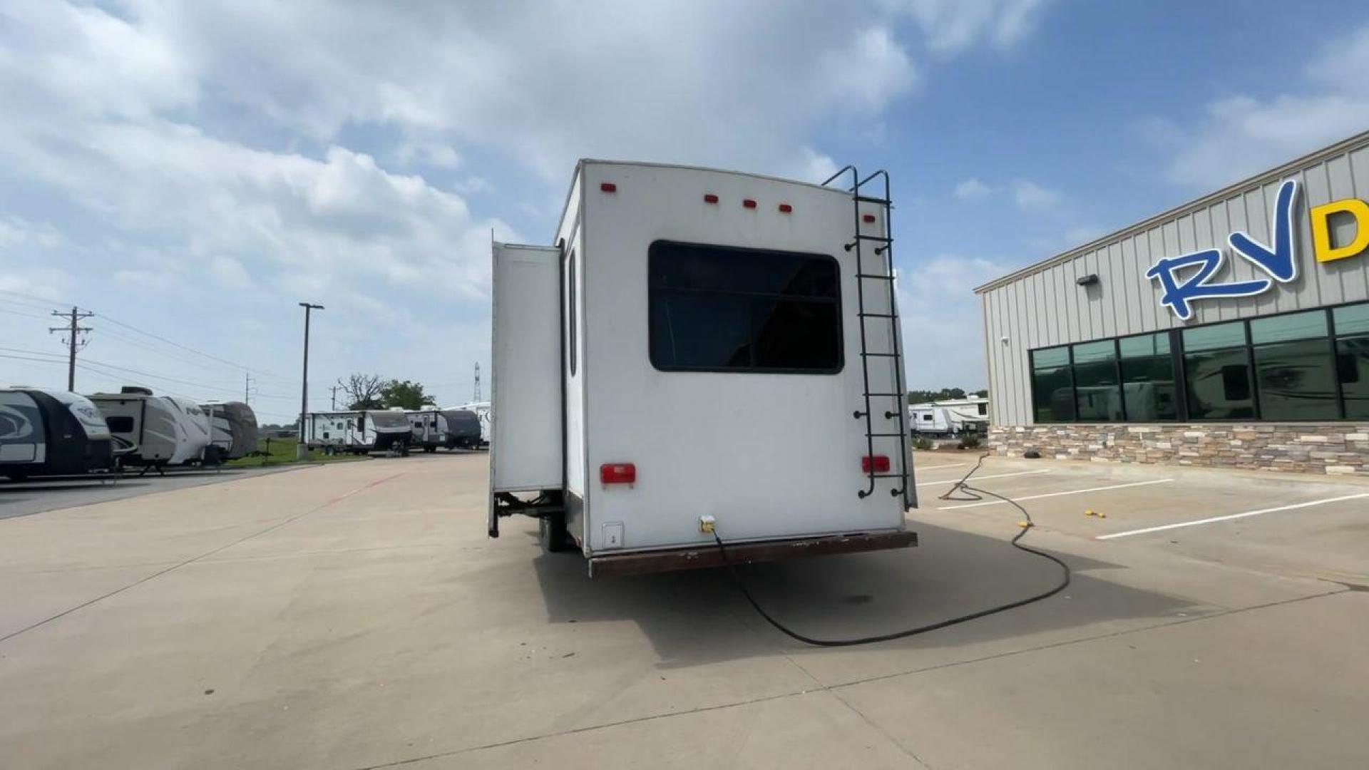 2013 ELKRIDGE 32TSRE - (5SFRG3623DE) , Length: 36.92 ft. | Dry Weight: 10,502 lbs. | Gross Weight: 14,405 lbs. | Slides: 3 transmission, located at 4319 N Main Street, Cleburne, TX, 76033, (817) 221-0660, 32.435829, -97.384178 - The 2013 Elkridge 32TSRE fifth wheel has dimensions of 36.92 ft length, 8 ft width, and 12.92 ft height. It has a dry weight of about 10,502 lbs with a payload capacity of 3,903 lbs. The GVWR of this unit is 14,405 lbs and has a hitch weight of 2,075 lbs. It comes with three power slideouts and one - Photo#8