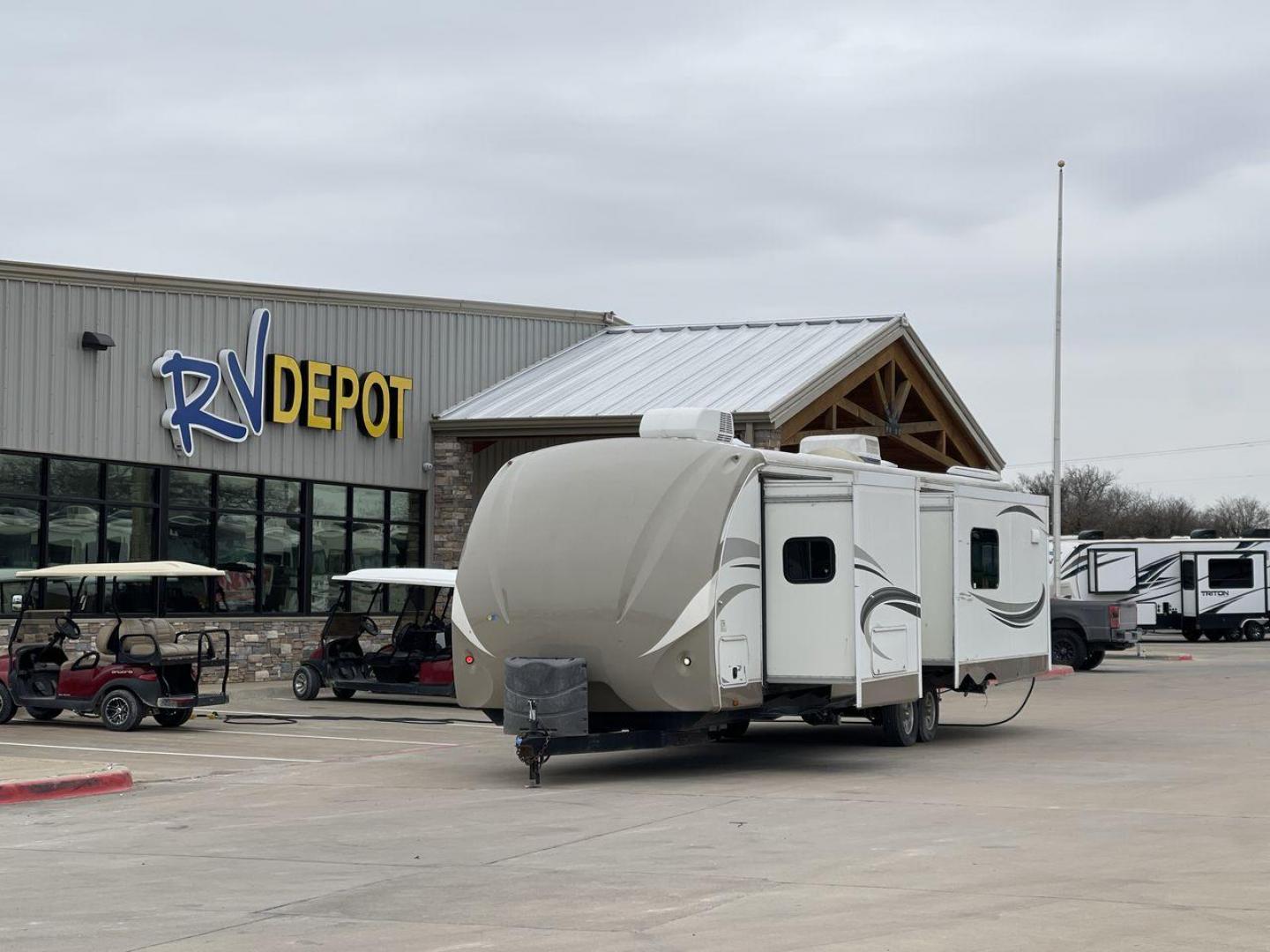 2013 WHITE ENTERRA 316RKS (5RXTE3120D2) , Length: 36.75 ft. | Dry Weight: 7,612 lbs. | Gross Weight: 10,970 lbs. | Slides: 3 transmission, located at 4319 N Main Street, Cleburne, TX, 76033, (817) 221-0660, 32.435829, -97.384178 - Photo#0