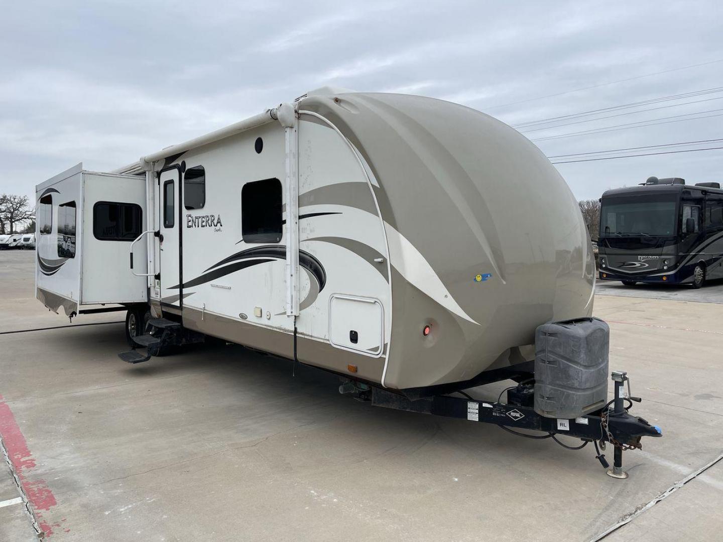 2013 WHITE ENTERRA 316RKS (5RXTE3120D2) , Length: 36.75 ft. | Dry Weight: 7,612 lbs. | Gross Weight: 10,970 lbs. | Slides: 3 transmission, located at 4319 N Main Street, Cleburne, TX, 76033, (817) 221-0660, 32.435829, -97.384178 - Photo#22