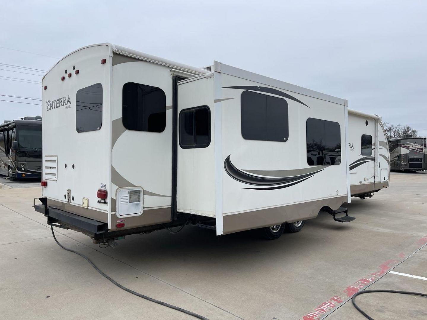 2013 WHITE ENTERRA 316RKS (5RXTE3120D2) , Length: 36.75 ft. | Dry Weight: 7,612 lbs. | Gross Weight: 10,970 lbs. | Slides: 3 transmission, located at 4319 N Main Street, Cleburne, TX, 76033, (817) 221-0660, 32.435829, -97.384178 - Photo#24