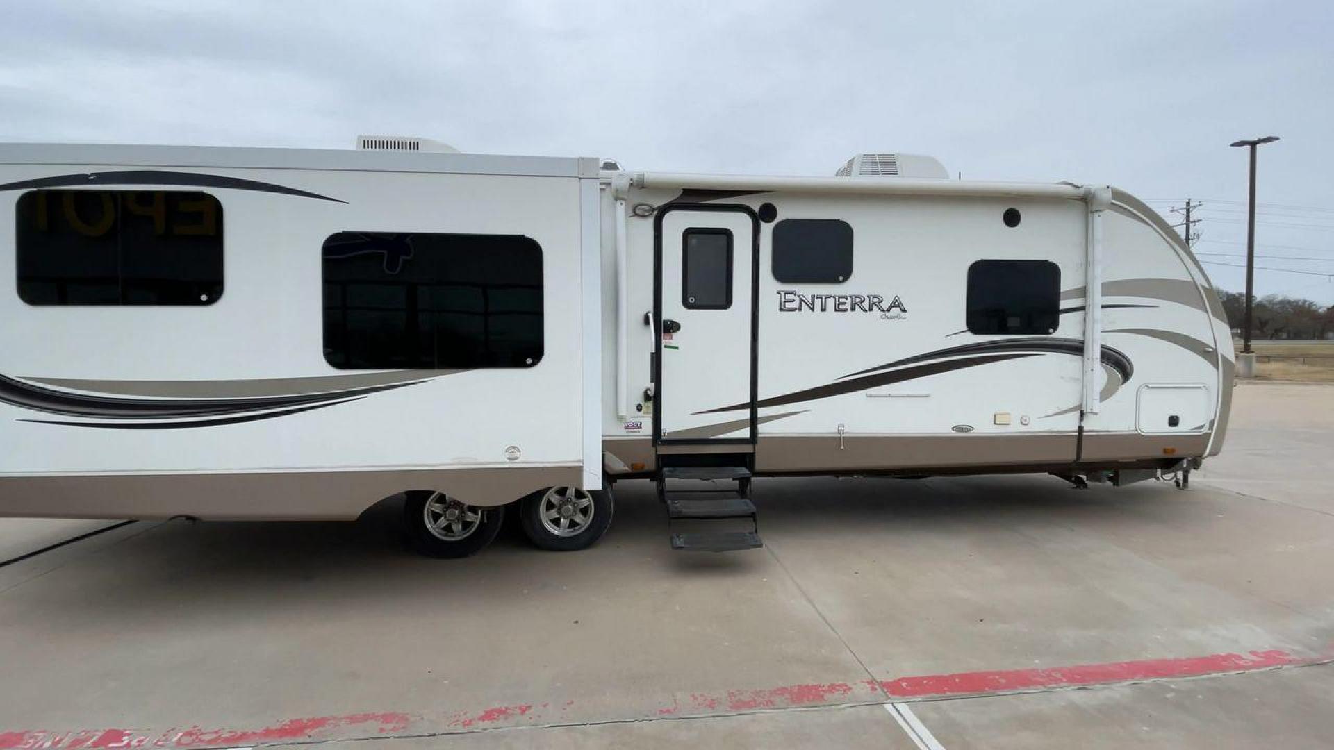 2013 WHITE ENTERRA 316RKS (5RXTE3120D2) , Length: 36.75 ft. | Dry Weight: 7,612 lbs. | Gross Weight: 10,970 lbs. | Slides: 3 transmission, located at 4319 N Main Street, Cleburne, TX, 76033, (817) 221-0660, 32.435829, -97.384178 - Photo#2