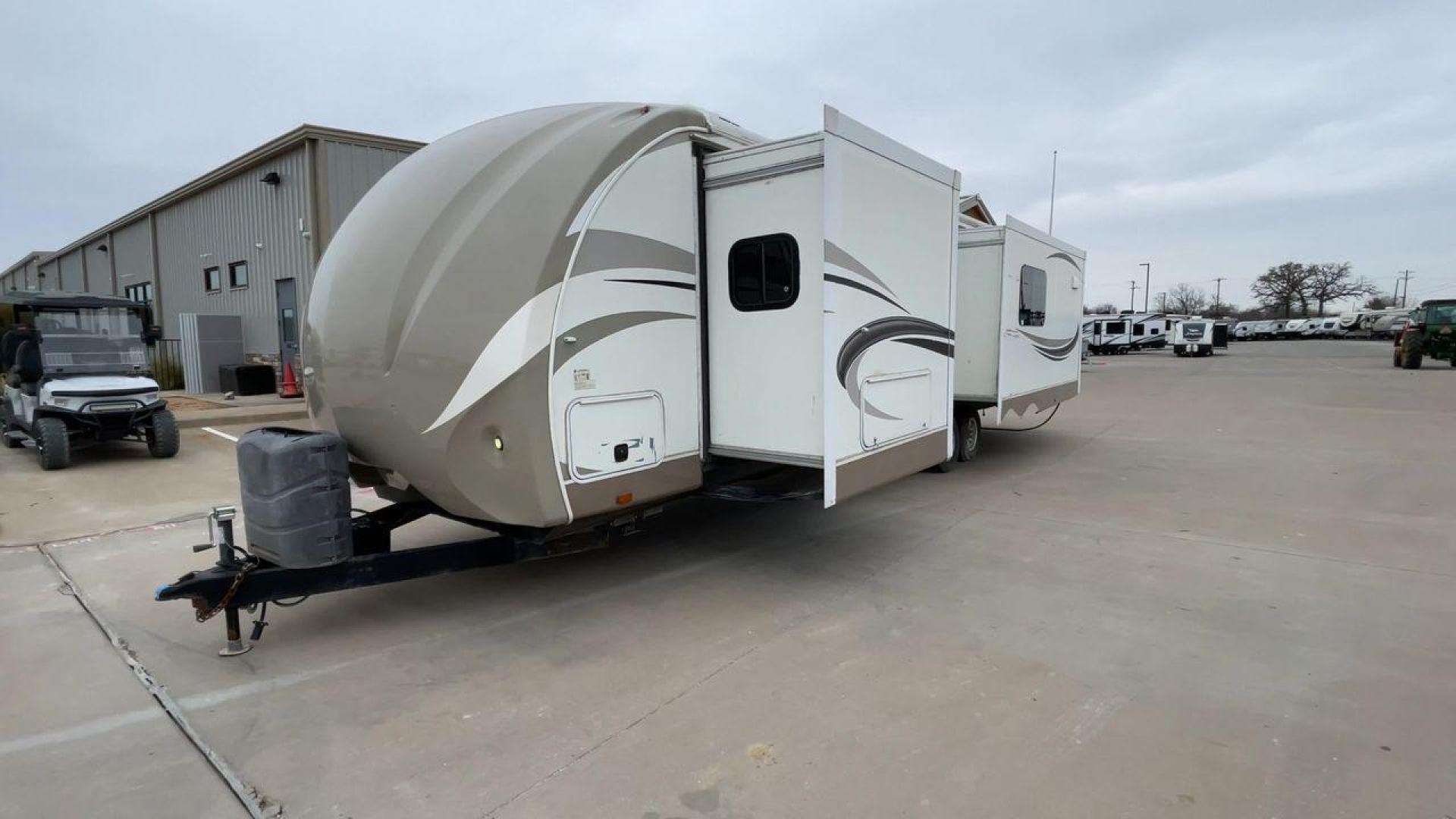 2013 WHITE ENTERRA 316RKS (5RXTE3120D2) , Length: 36.75 ft. | Dry Weight: 7,612 lbs. | Gross Weight: 10,970 lbs. | Slides: 3 transmission, located at 4319 N Main Street, Cleburne, TX, 76033, (817) 221-0660, 32.435829, -97.384178 - Photo#5