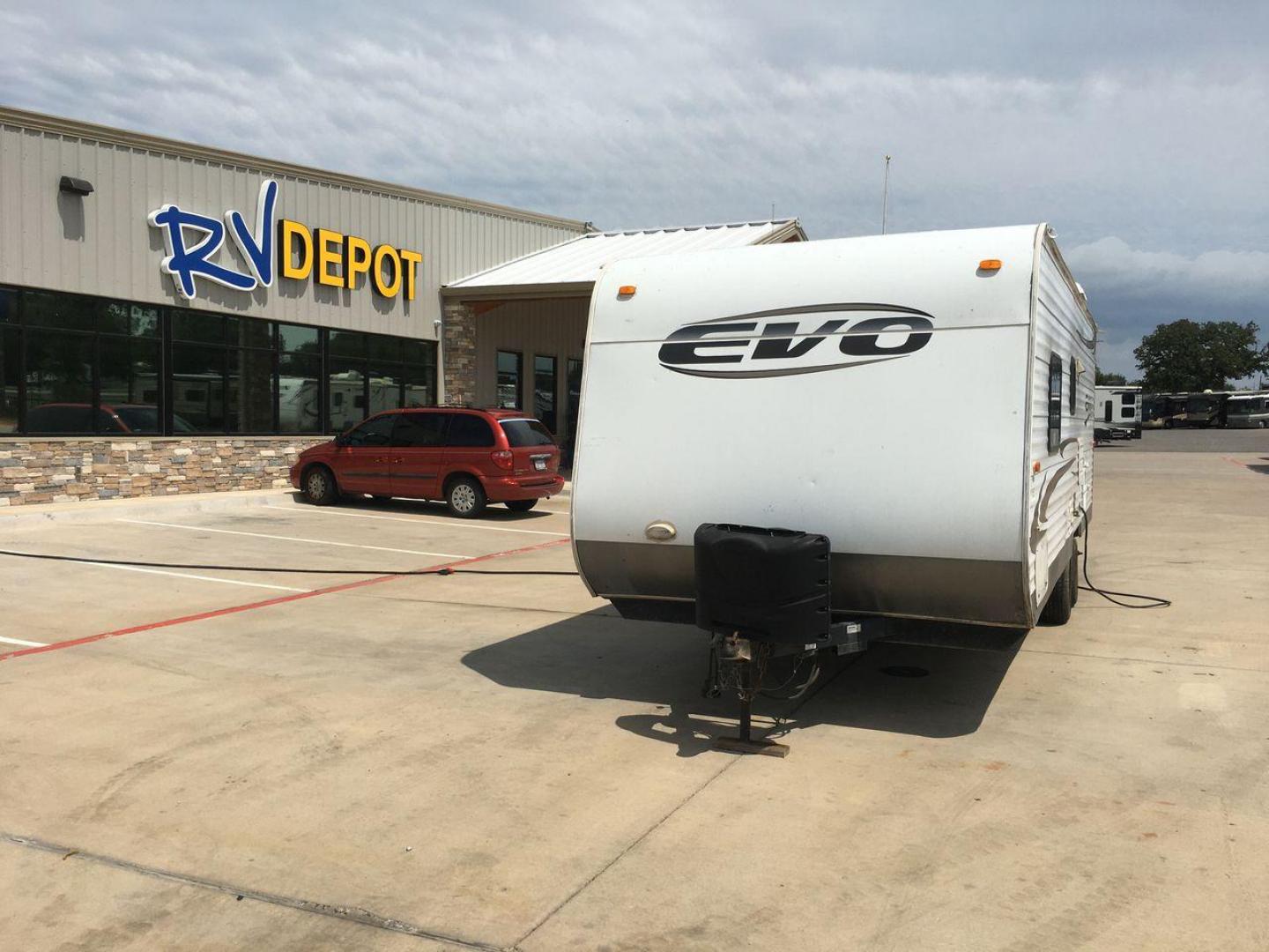 2013 WHITE FOREST RIVER EVO T1860 - (4X4TSJY20DC) , Length: 22.58 ft. | Slides: 0 transmission, located at 4319 N Main Street, Cleburne, TX, 76033, (817) 221-0660, 32.435829, -97.384178 - The 2013 Forest River Evo T1860 Travel Trailer allows you to enjoy the beauty of nature. This 22.58-foot-long trailer is both compact and adaptable, providing a snug haven for your camping activities. While it lacks slides, it compensates with smart design elements and considerate amenities. Step in - Photo#0