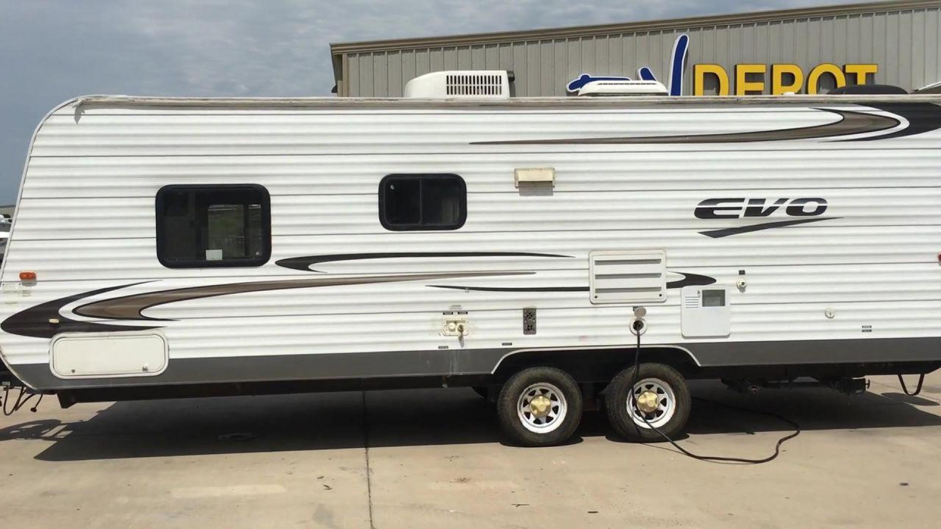 2013 WHITE FOREST RIVER EVO T1860 - (4X4TSJY20DC) , Length: 22.58 ft. | Slides: 0 transmission, located at 4319 N Main Street, Cleburne, TX, 76033, (817) 221-0660, 32.435829, -97.384178 - The 2013 Forest River Evo T1860 Travel Trailer allows you to enjoy the beauty of nature. This 22.58-foot-long trailer is both compact and adaptable, providing a snug haven for your camping activities. While it lacks slides, it compensates with smart design elements and considerate amenities. Step in - Photo#6