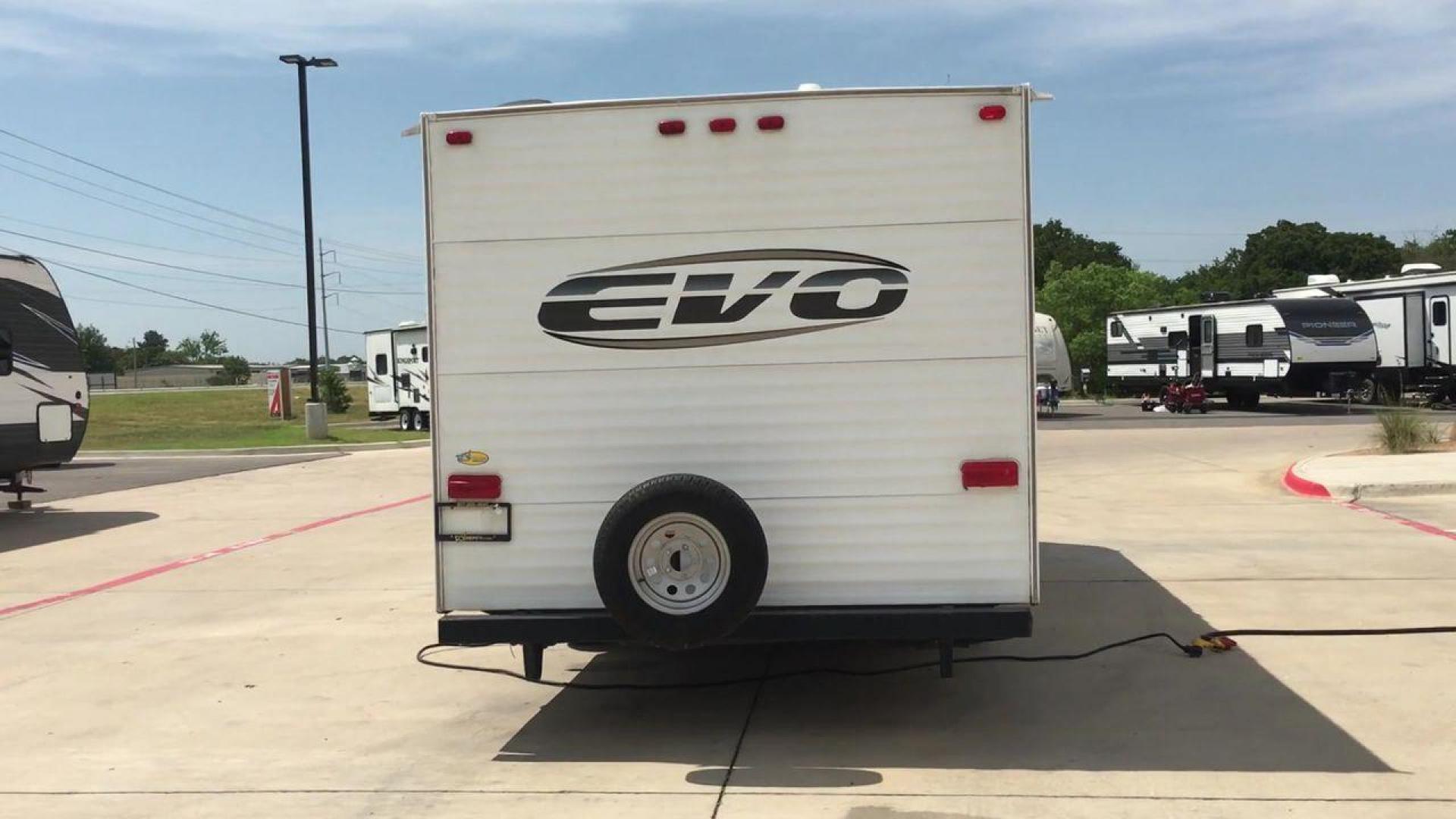 2013 WHITE FOREST RIVER EVO T1860 - (4X4TSJY20DC) , Length: 22.58 ft. | Slides: 0 transmission, located at 4319 N Main Street, Cleburne, TX, 76033, (817) 221-0660, 32.435829, -97.384178 - The 2013 Forest River Evo T1860 Travel Trailer allows you to enjoy the beauty of nature. This 22.58-foot-long trailer is both compact and adaptable, providing a snug haven for your camping activities. While it lacks slides, it compensates with smart design elements and considerate amenities. Step in - Photo#8