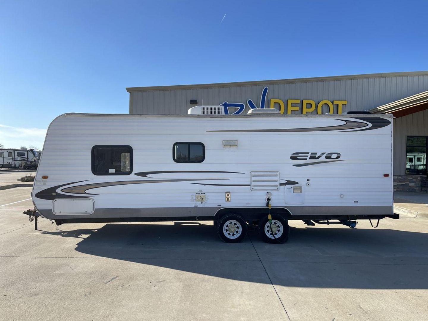 2013 WHITE FOREST RIVER EVO T2250 - (4X4TSJY20DC) , Length: 22.58 ft. | Slides: 0 transmission, located at 4319 N Main Street, Cleburne, TX, 76033, (817) 221-0660, 32.435829, -97.384178 - The 2013 Forest River Evo T1860 Travel Trailer allows you to enjoy the beauty of nature. This 22.58-foot-long trailer is both compact and adaptable, providing a snug haven for your camping activities. While it lacks slides, it compensates with smart design elements and considerate amenities. Step in - Photo#24