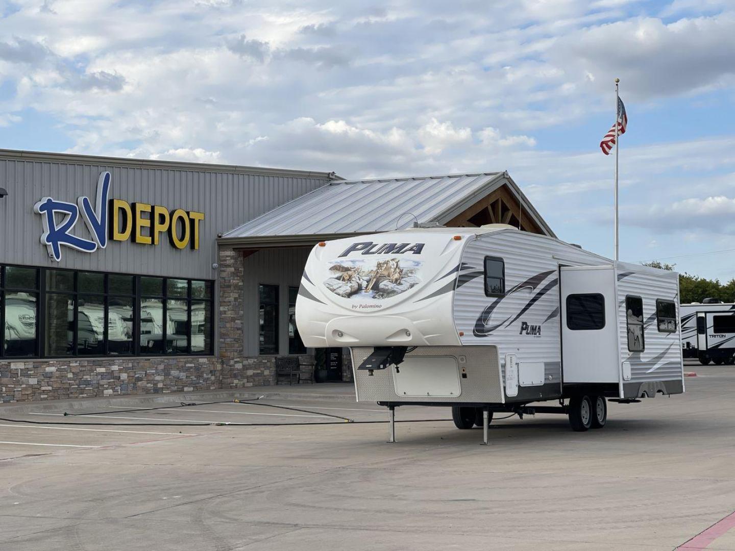 2013 FOREST RIVER PUMA 276RLSS (4X4FPAD29DP) , Length: 30.17 ft. | Dry Weight: 7,451 lbs. | Gross Weight: 10,273 lbs. | Slides: 1 transmission, located at 4319 N Main Street, Cleburne, TX, 76033, (817) 221-0660, 32.435829, -97.384178 - Photo#0