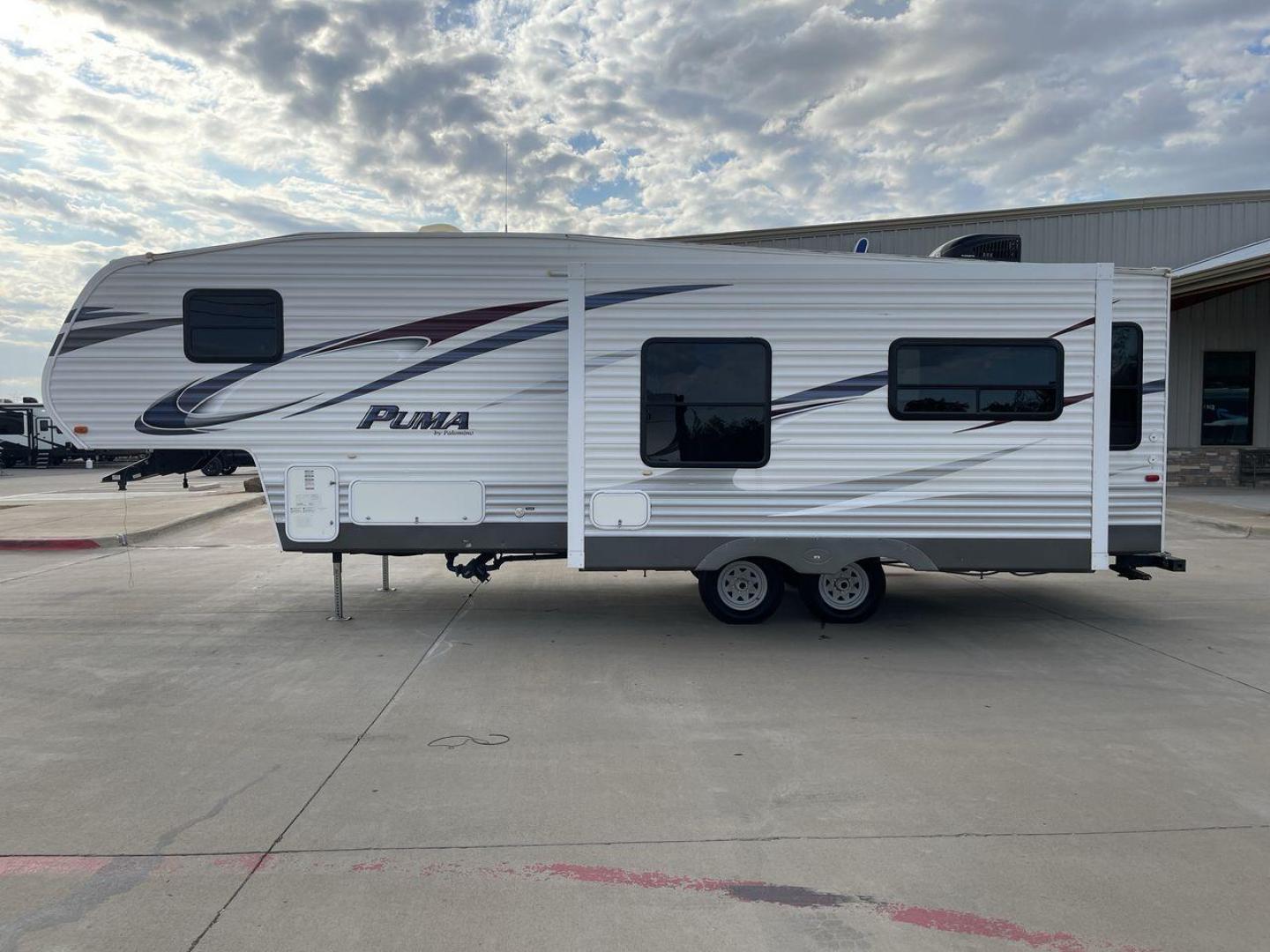 2013 FOREST RIVER PUMA 276RLSS (4X4FPAD29DP) , Length: 30.17 ft. | Dry Weight: 7,451 lbs. | Gross Weight: 10,273 lbs. | Slides: 1 transmission, located at 4319 N Main Street, Cleburne, TX, 76033, (817) 221-0660, 32.435829, -97.384178 - Photo#24