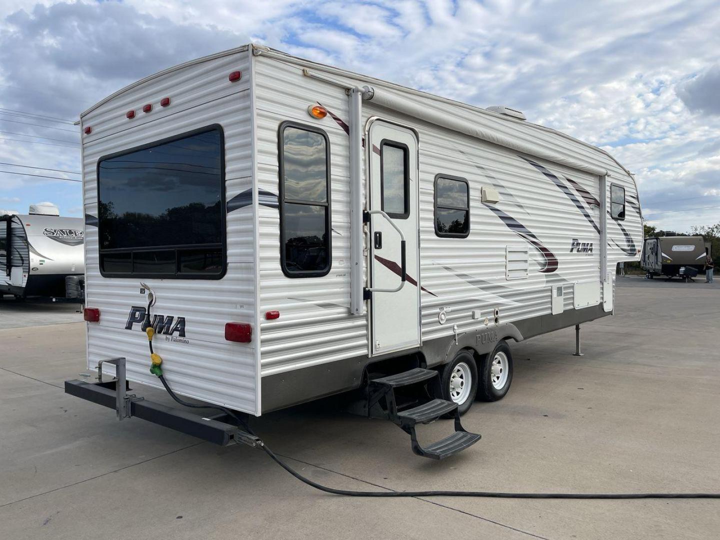 2013 FOREST RIVER PUMA 276RLSS (4X4FPAD29DP) , Length: 30.17 ft. | Dry Weight: 7,451 lbs. | Gross Weight: 10,273 lbs. | Slides: 1 transmission, located at 4319 N Main Street, Cleburne, TX, 76033, (817) 221-0660, 32.435829, -97.384178 - Photo#25